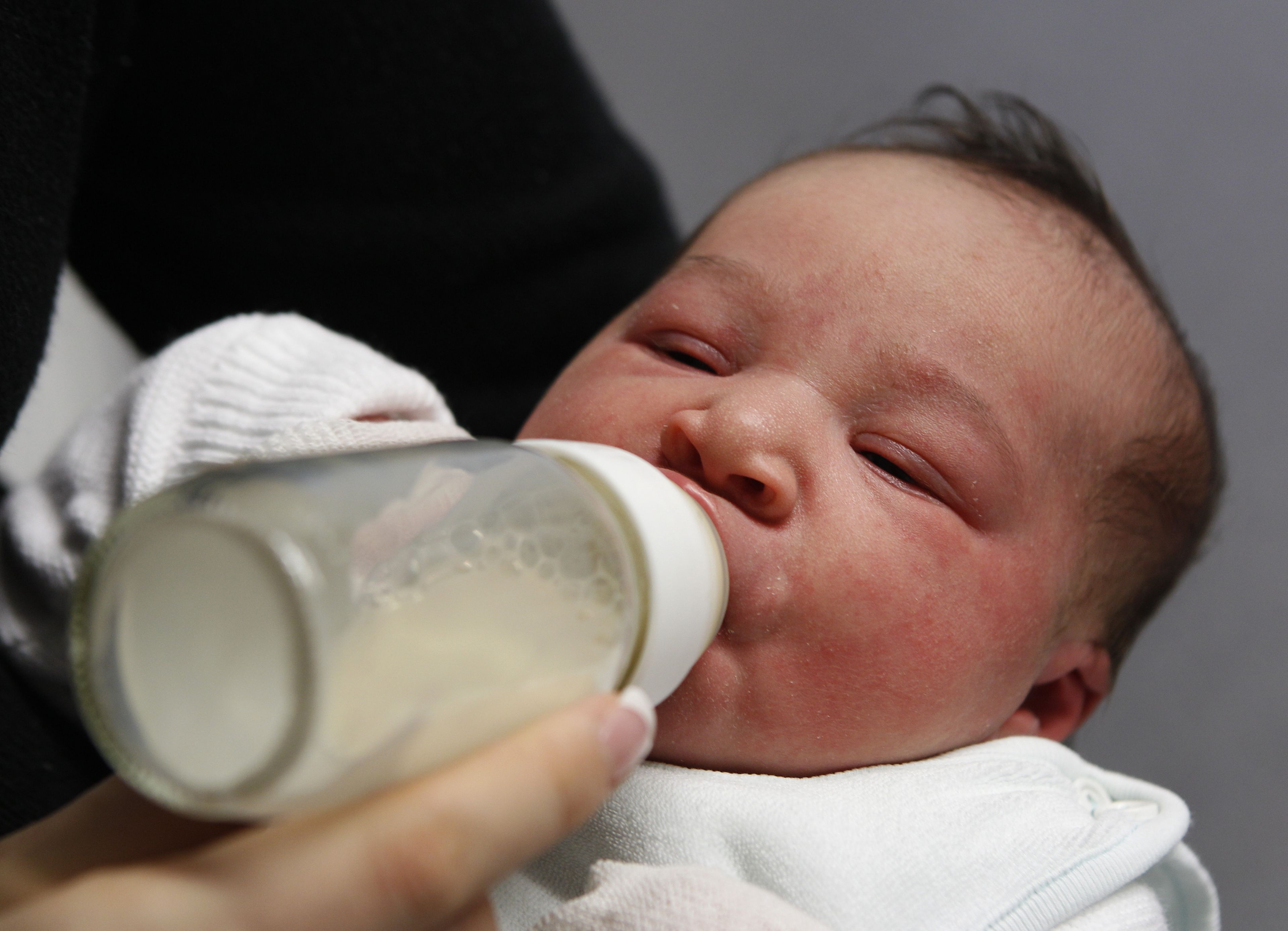 Bebé tomando leche de un biberón