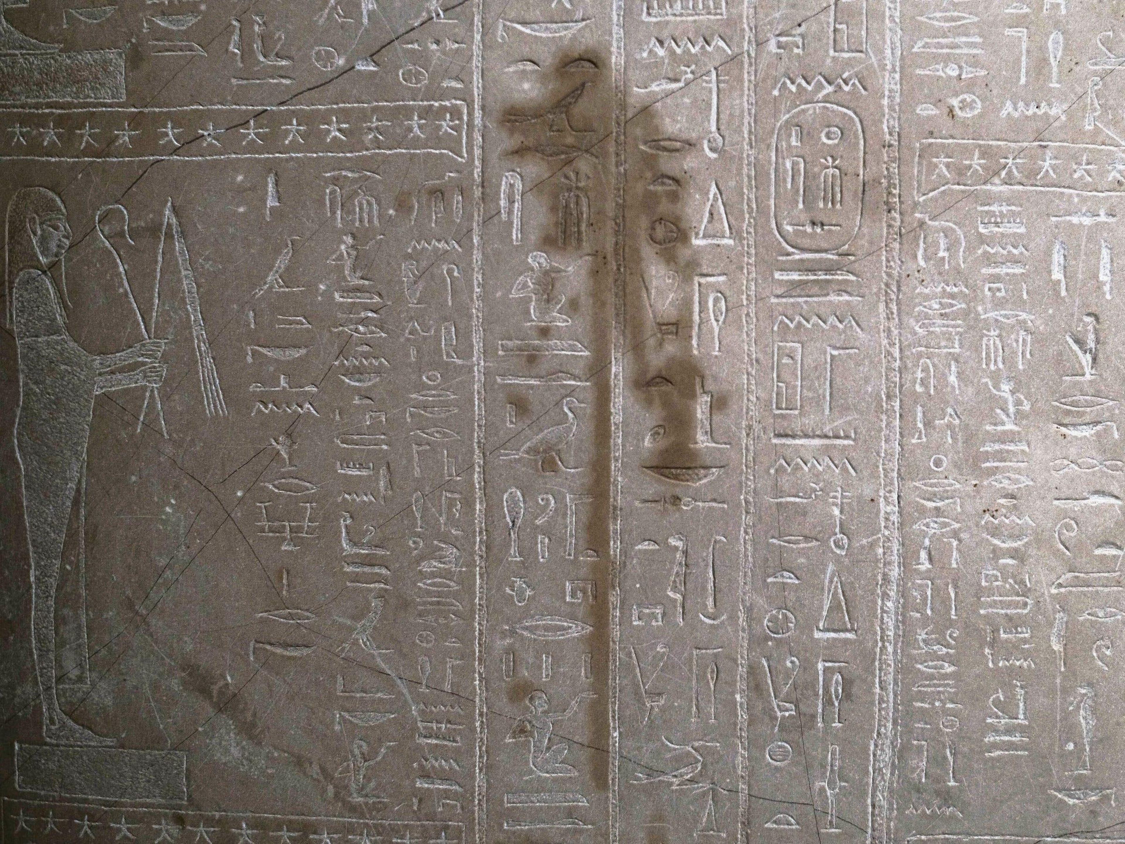 Hay mancha en el sarcófago del profeta Ahmose dentro de la corte egipcia del Neue Museum después de untarlo con un líquido en Berlín, Alemania.