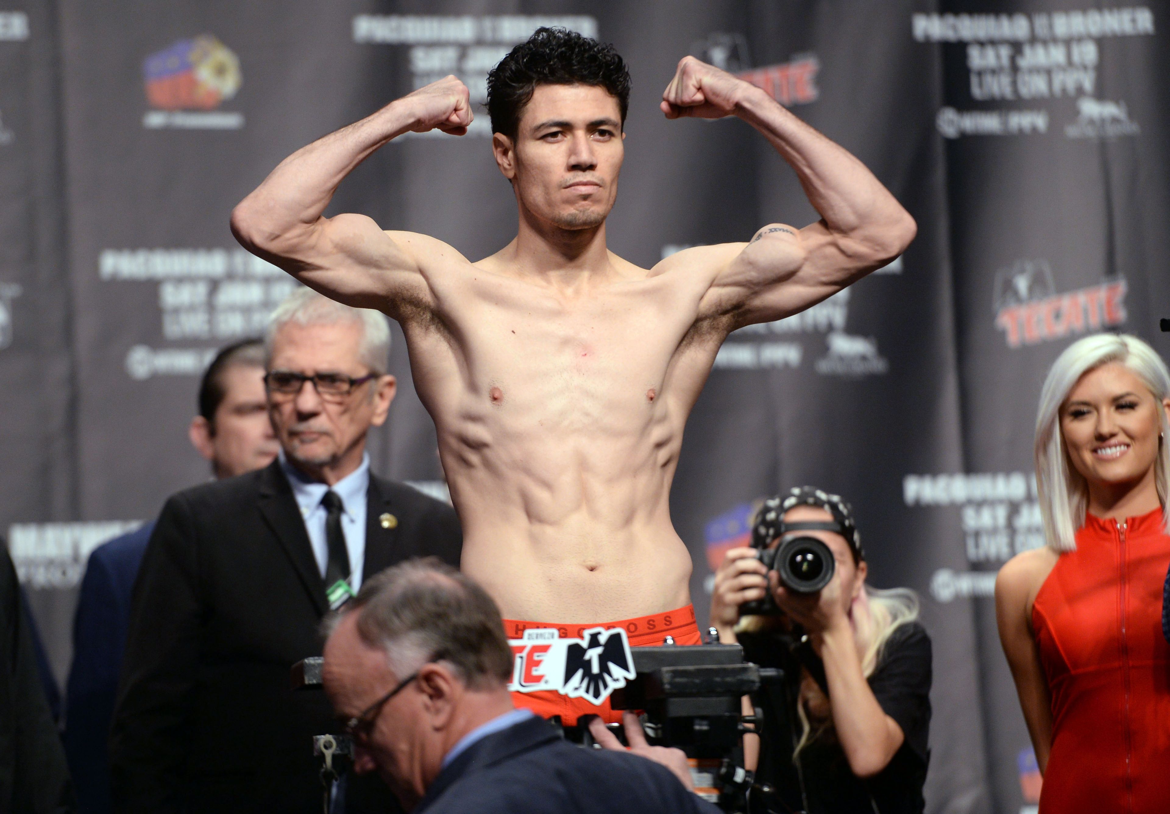 Hugo Ruiz es pesado antes de un combate de boxeo por el título mundial de peso pluma de la AMB, en las Las Vegas, NV, Estados Unidos.