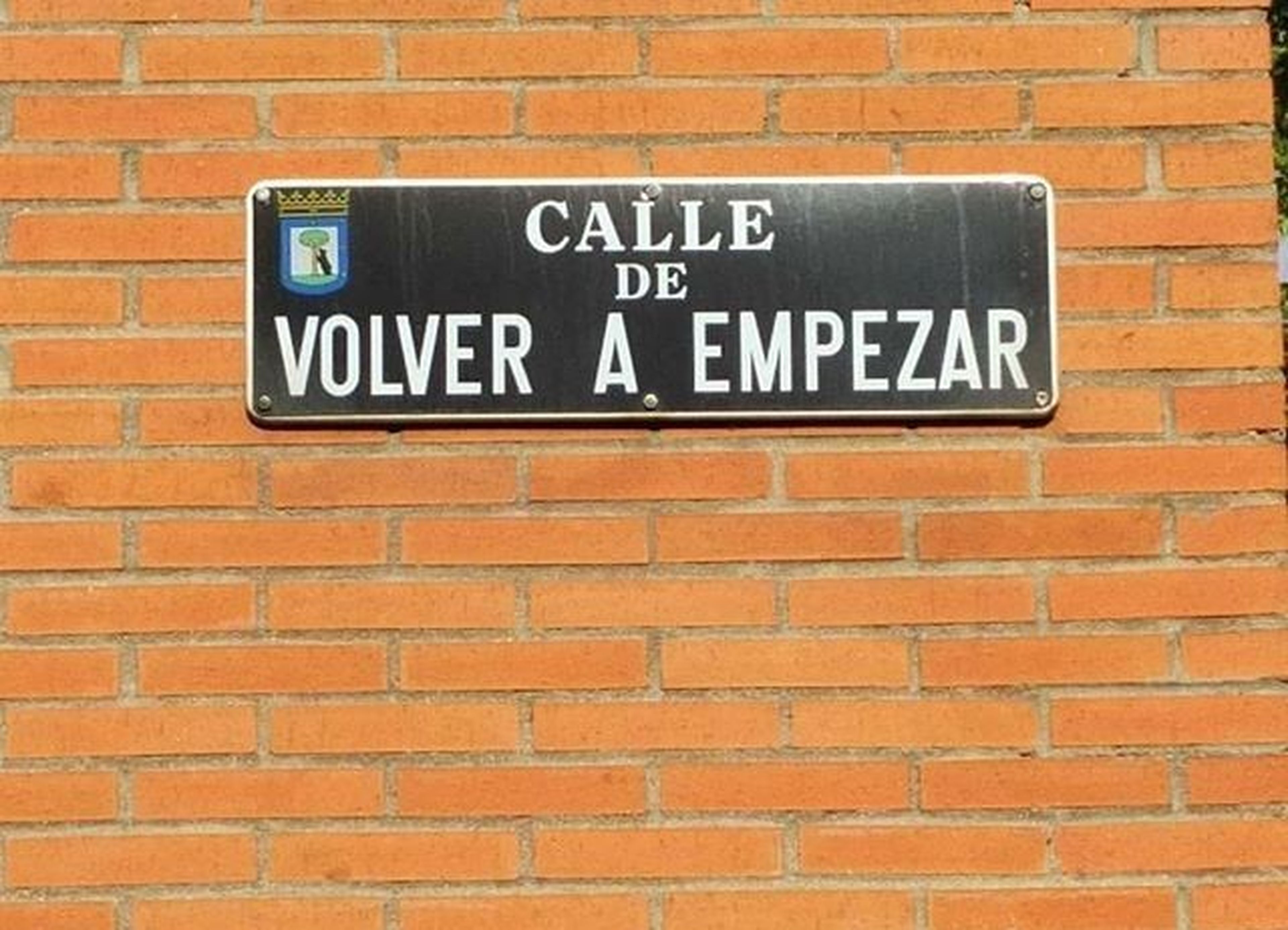 Calle Volver a empezar, Vallecas, Madrid.