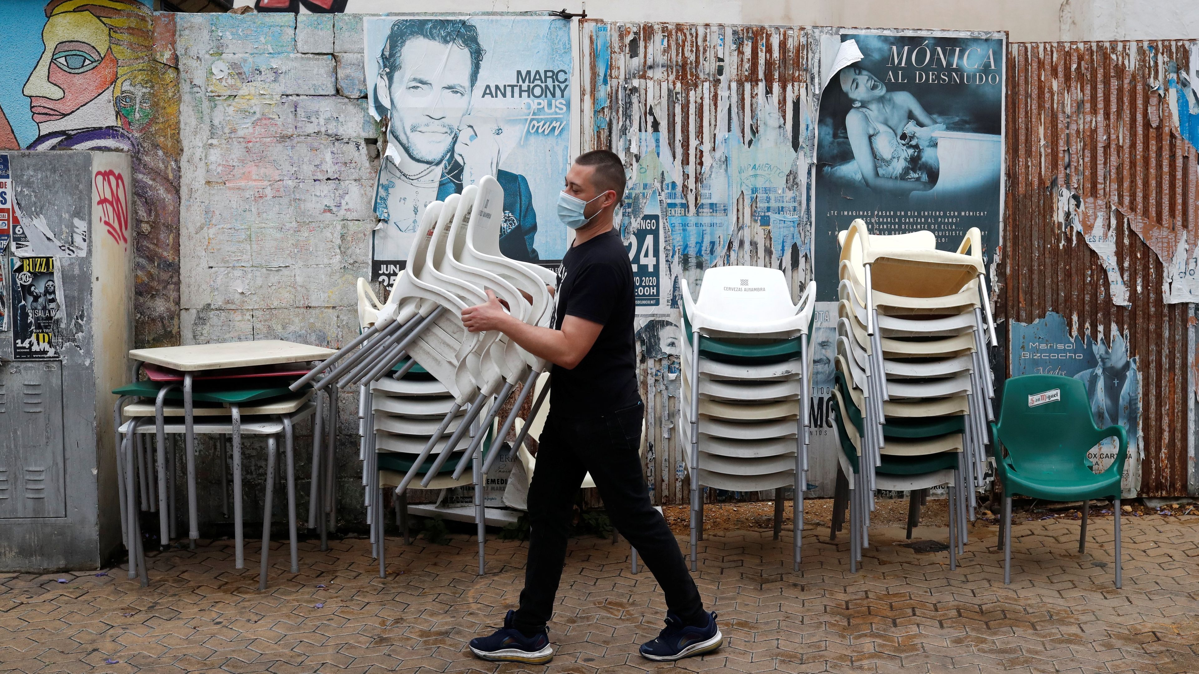 Un camarero recoge un bar en Sevilla, España.