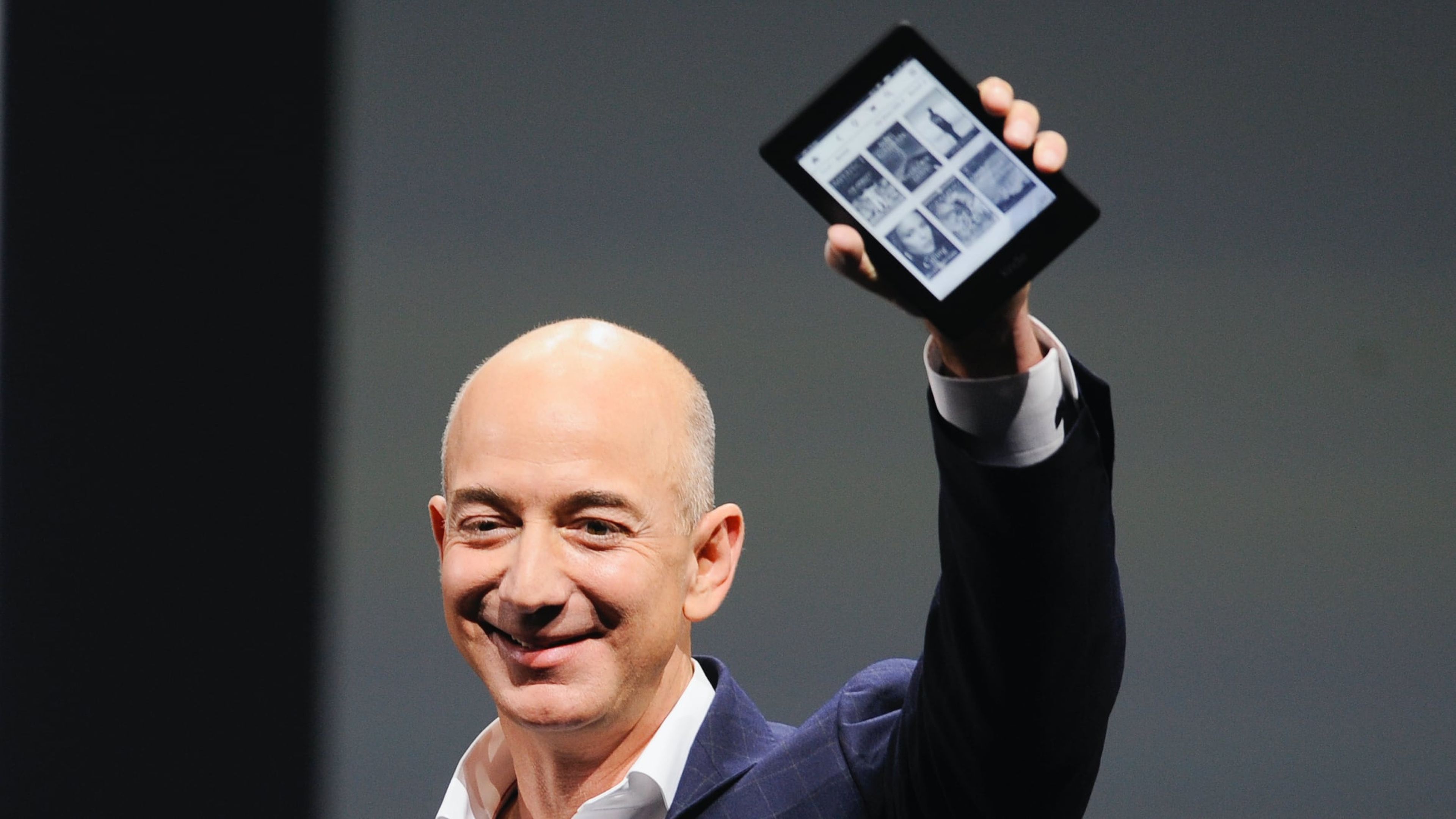 El CEO de Amazon, Jeff Bezos, presenta un Kindle en 2012.