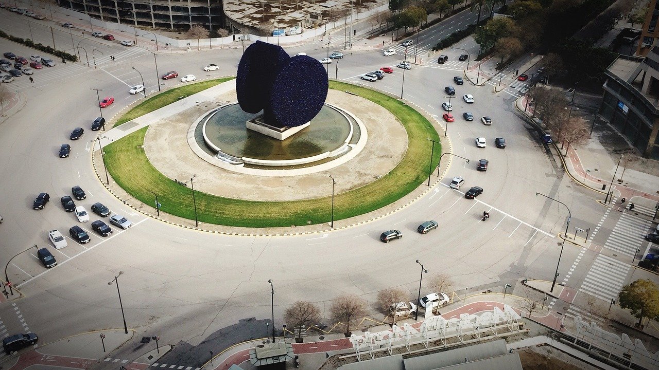 Cómo Circular Correctamente Por Una Rotonda, Según La DGT