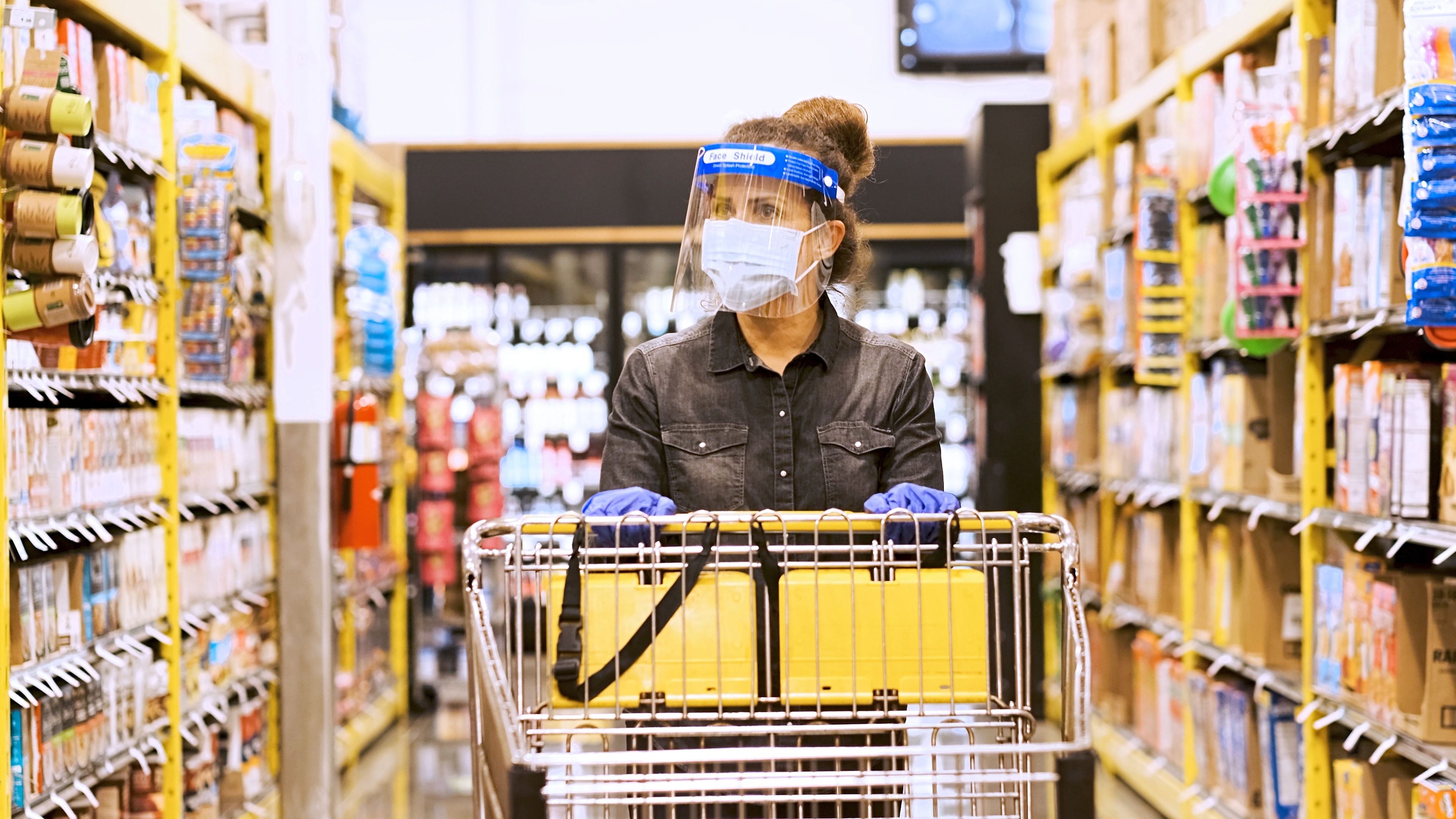 Comprar en el supermercado en medio de la pandemia de coronavirus.