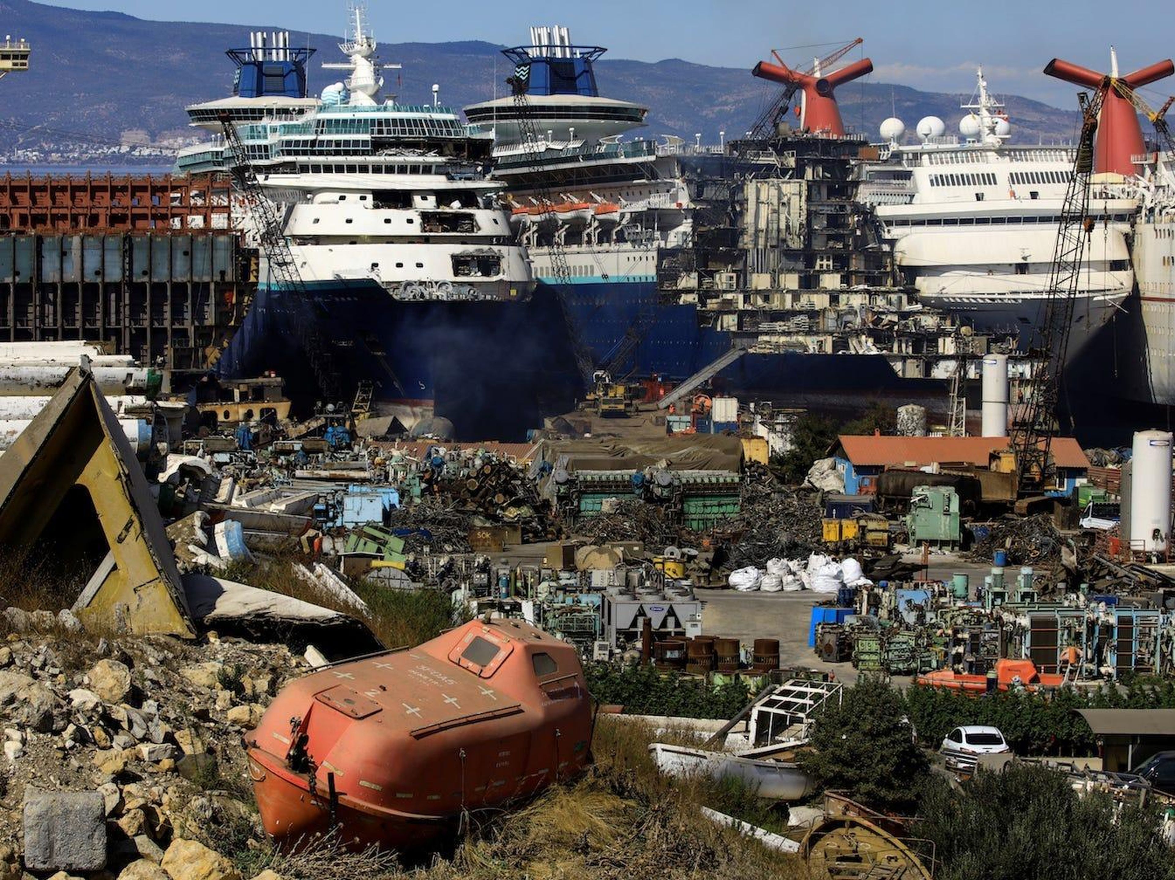 Los cruceros retirados del servicio están siendo desmantelados en el astillero de desguace Aliaga en la ciudad portuaria egea de Izmir, al oeste de Turquía, el 2 de octubre de 2020.