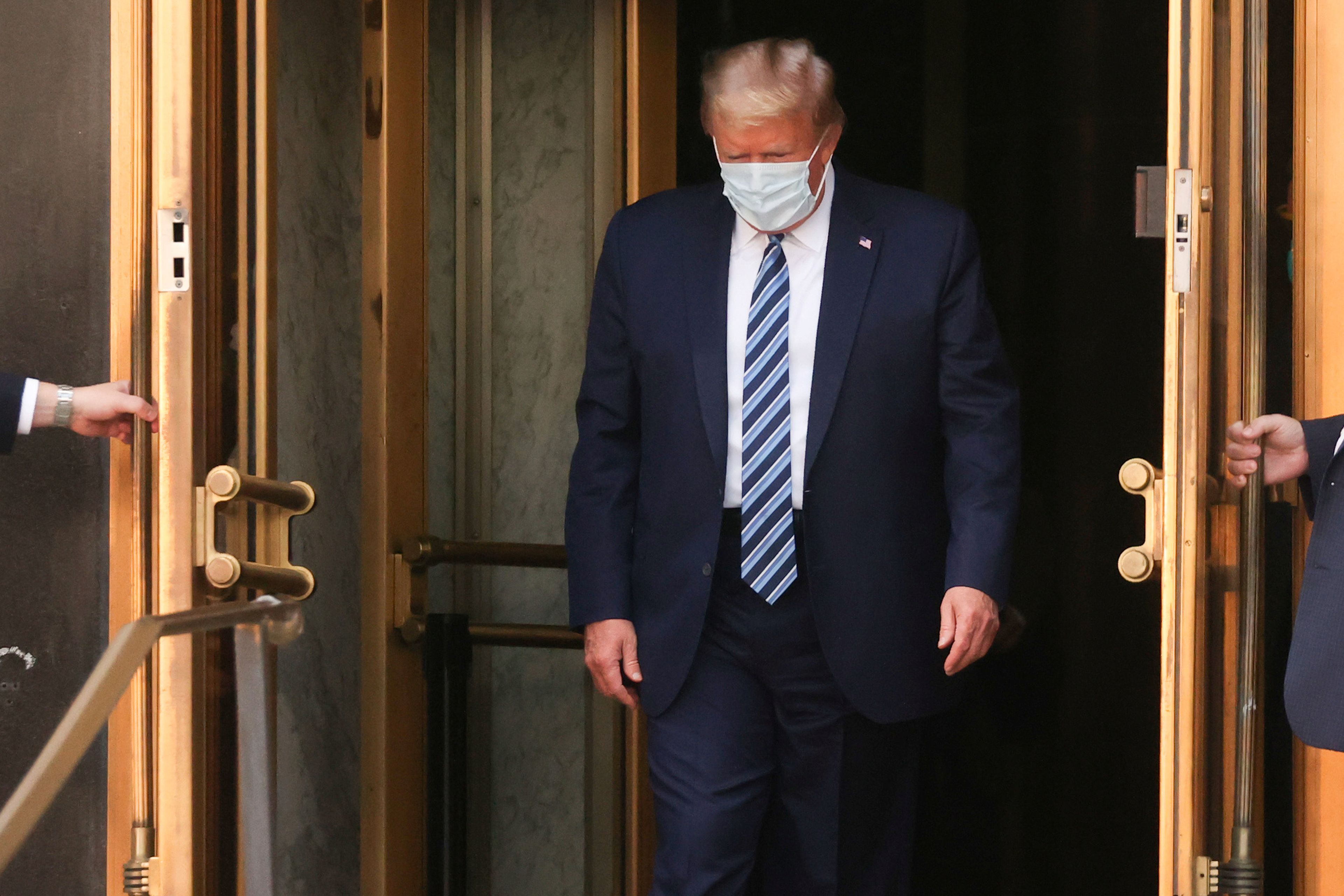 Donald Trump con mascarilla.