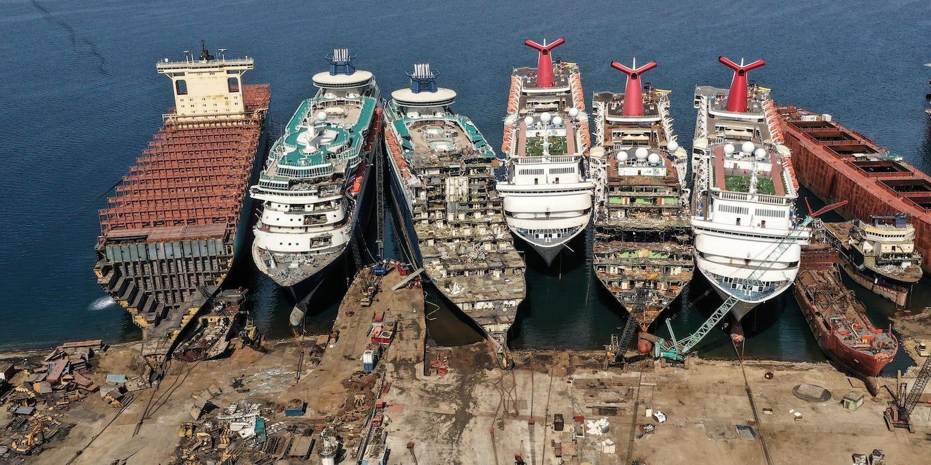 Una imagen de un dron muestra cruceros fuera de servicio que están siendo desmantelados en el astillero de desguace Aliaga en la ciudad portuaria egea de Izmir, al oeste de Turquía, el 2 de octubre de 2020.
