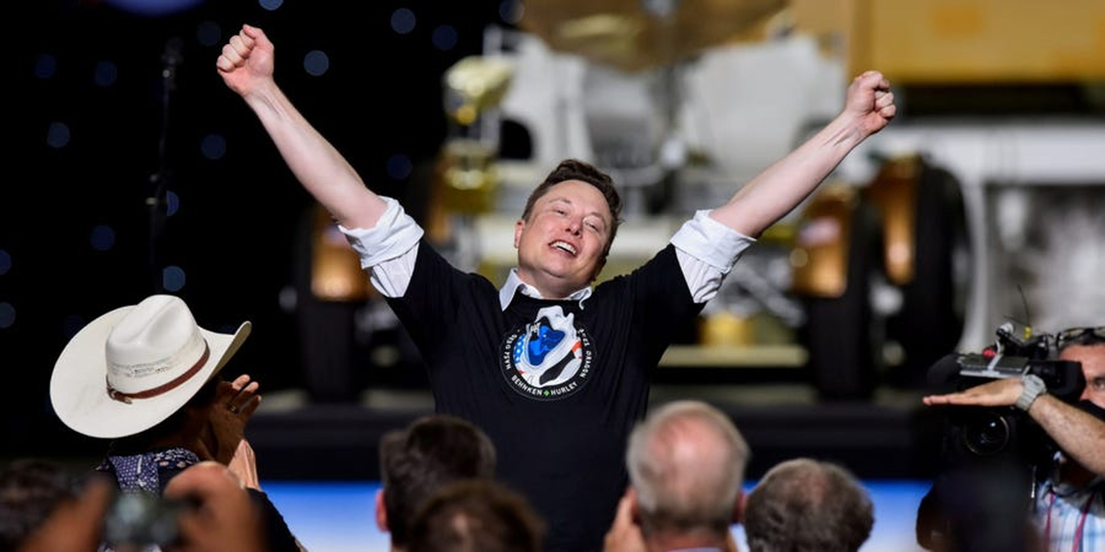 Elon Musk celebra después del lanzamiento de un cohete SpaceX Falcon 9 y de la nave espacial Crew Dragon en la misión SpaceX Demo-2 de la NASA a la Estación Espacial Internacional desde el Centro Espacial Kennedy de la NASA el 30 de mayo de 2020.