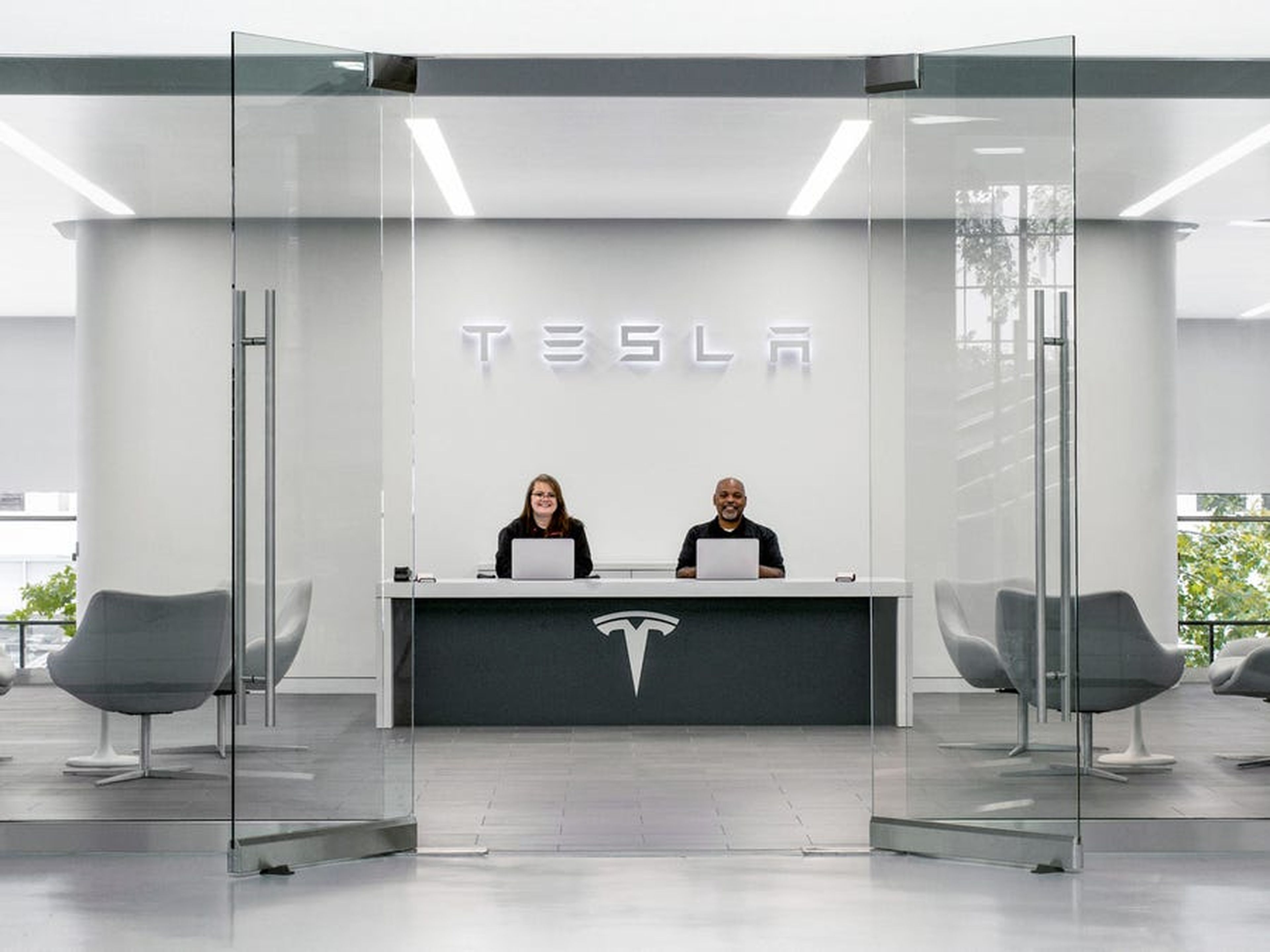 Empleados en la sede de Tesla