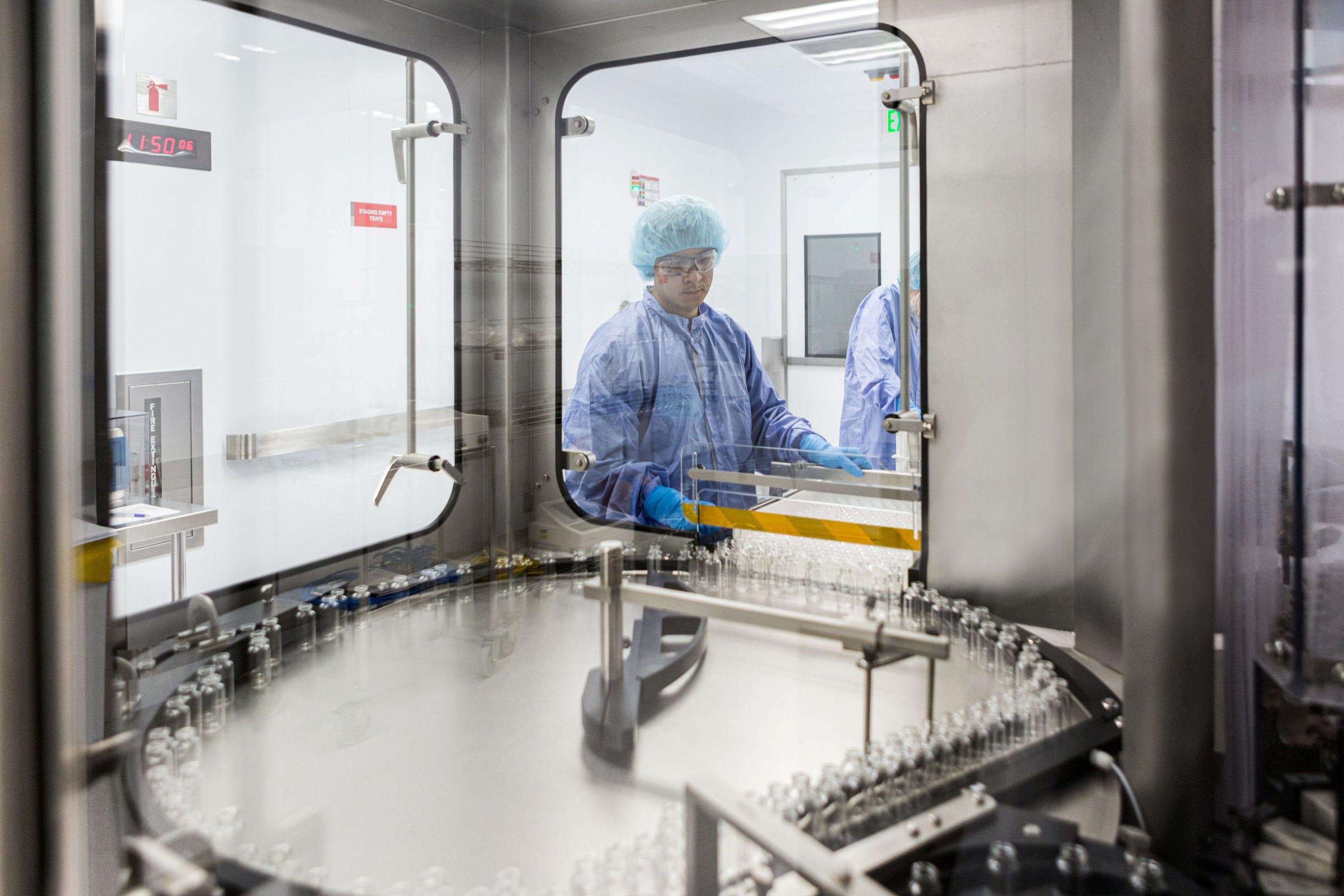 Los frascos vacíos de remdesivir se lavan en una instalación de Gilead en La Verne, California, el 18 de marzo.