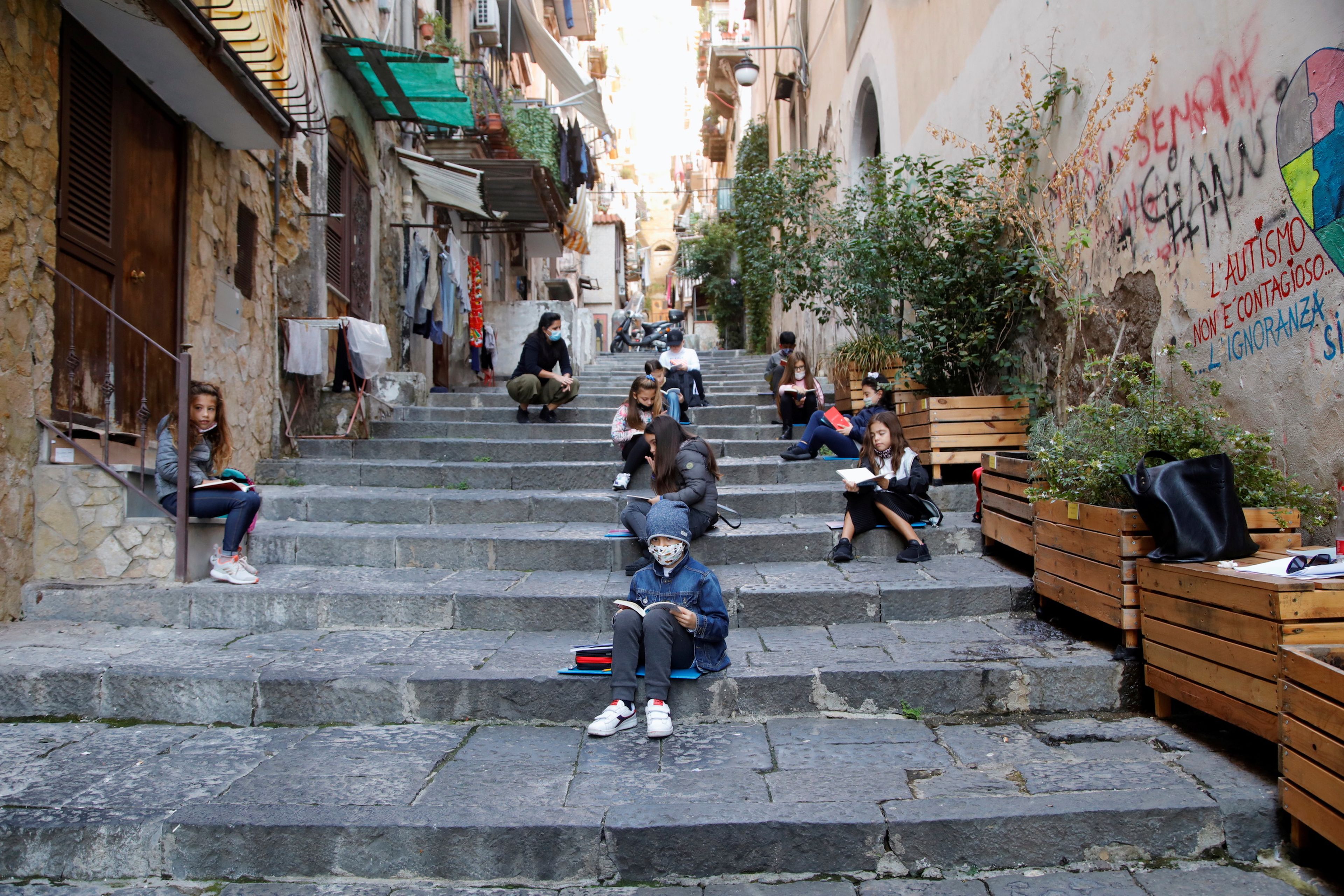 Escuela al aire libre en Nápoles durante la pandemia de coronavirus.