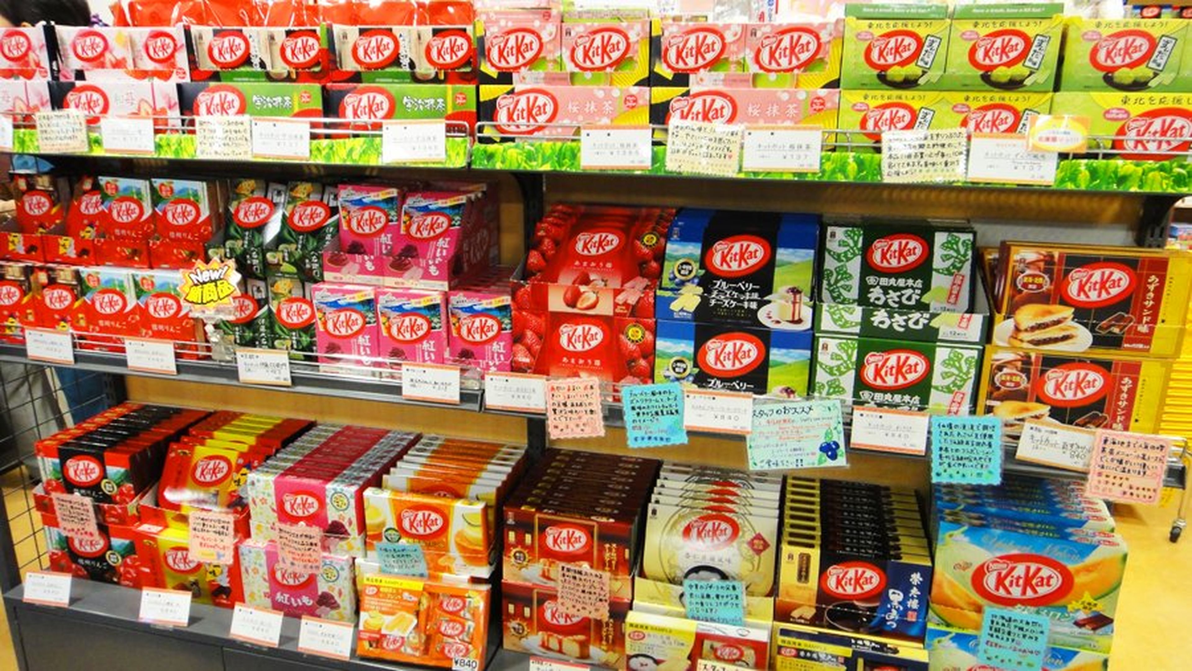 Estantería de KitKat en Japón.