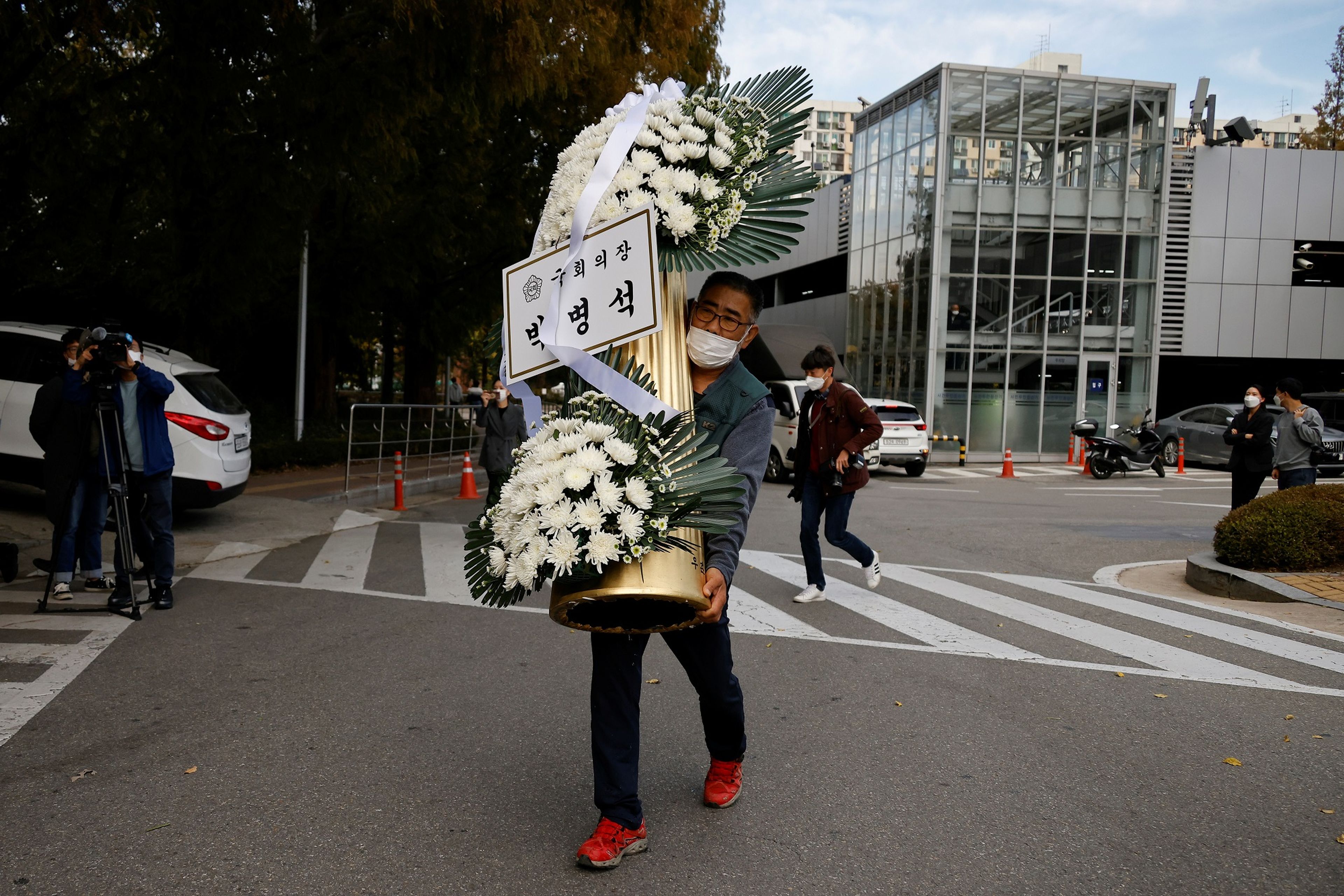 Flores en el funeral del presidente de Samsung, Lee Kun-Hee
