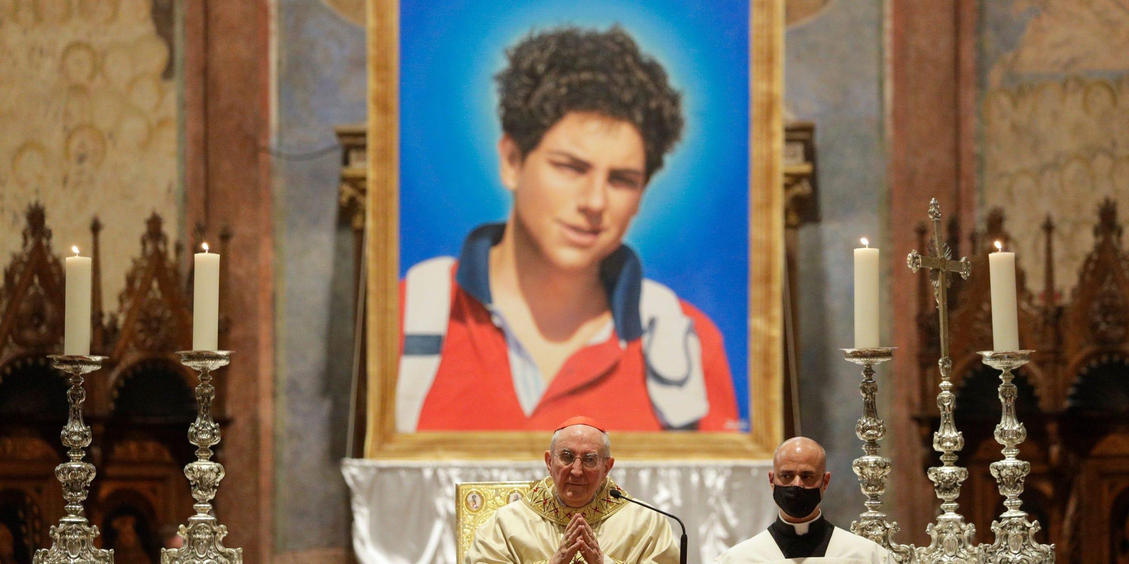 Una imagen de Carlo Acutis de 15 años, un niño italiano que murió en 2006 de leucemia, durante su ceremonia de beatificación en Italia.