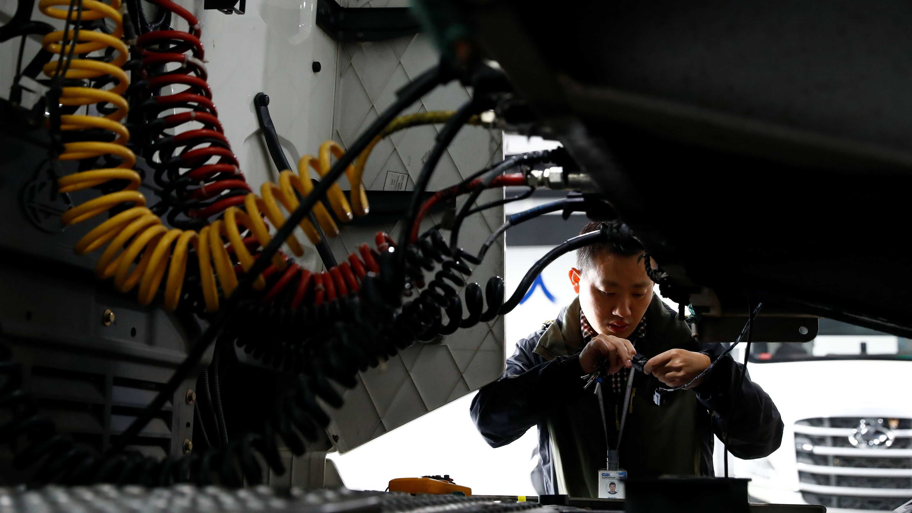 Un ingeniero trabaja sobre un camión con capacidades de conducción autónoma en China.