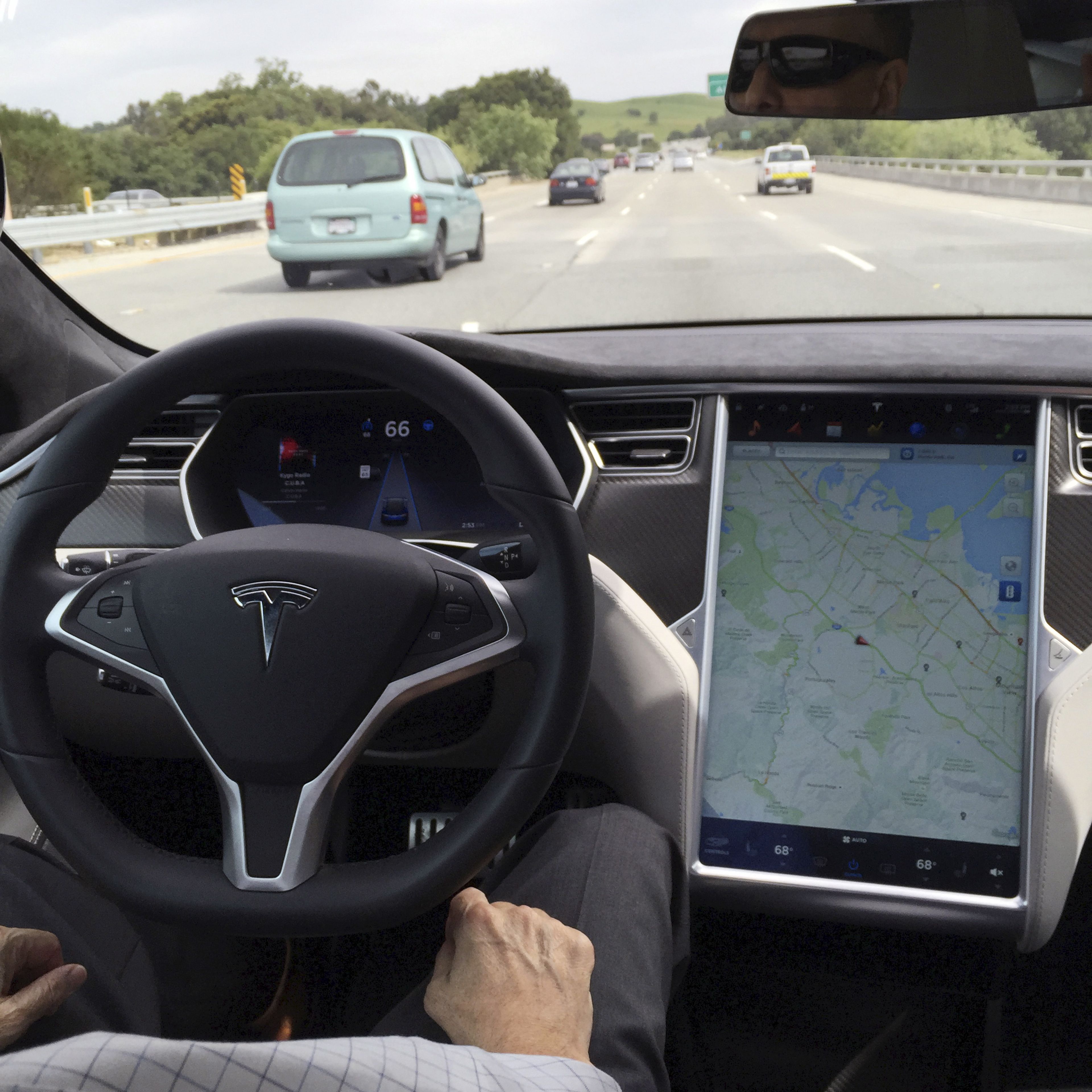 Interior de un coche de Tesla con Autopilot