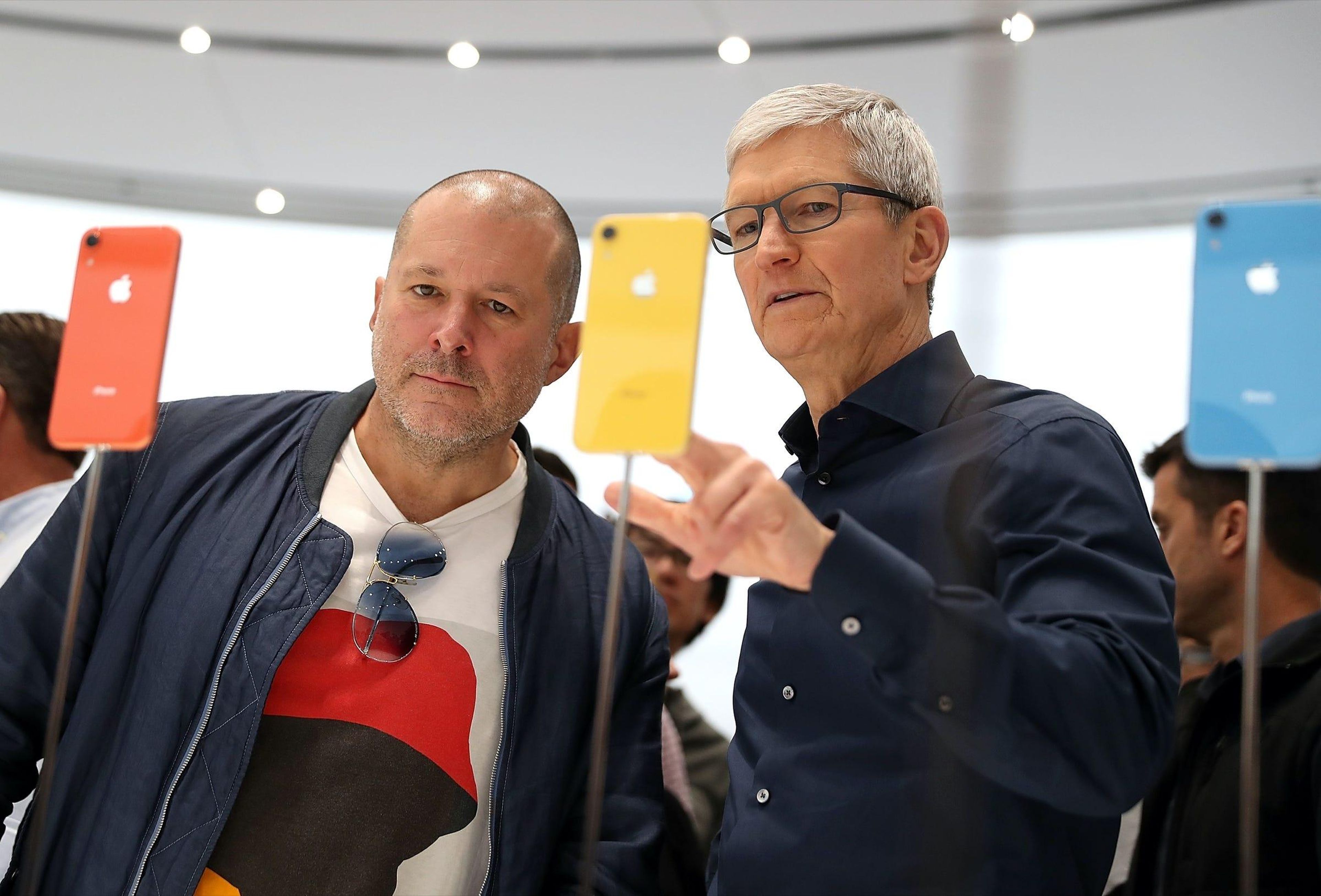 Jony Ive, exjefe de Diseño de Apple, junto con el CEO de la tecnológica, Tim Cook.