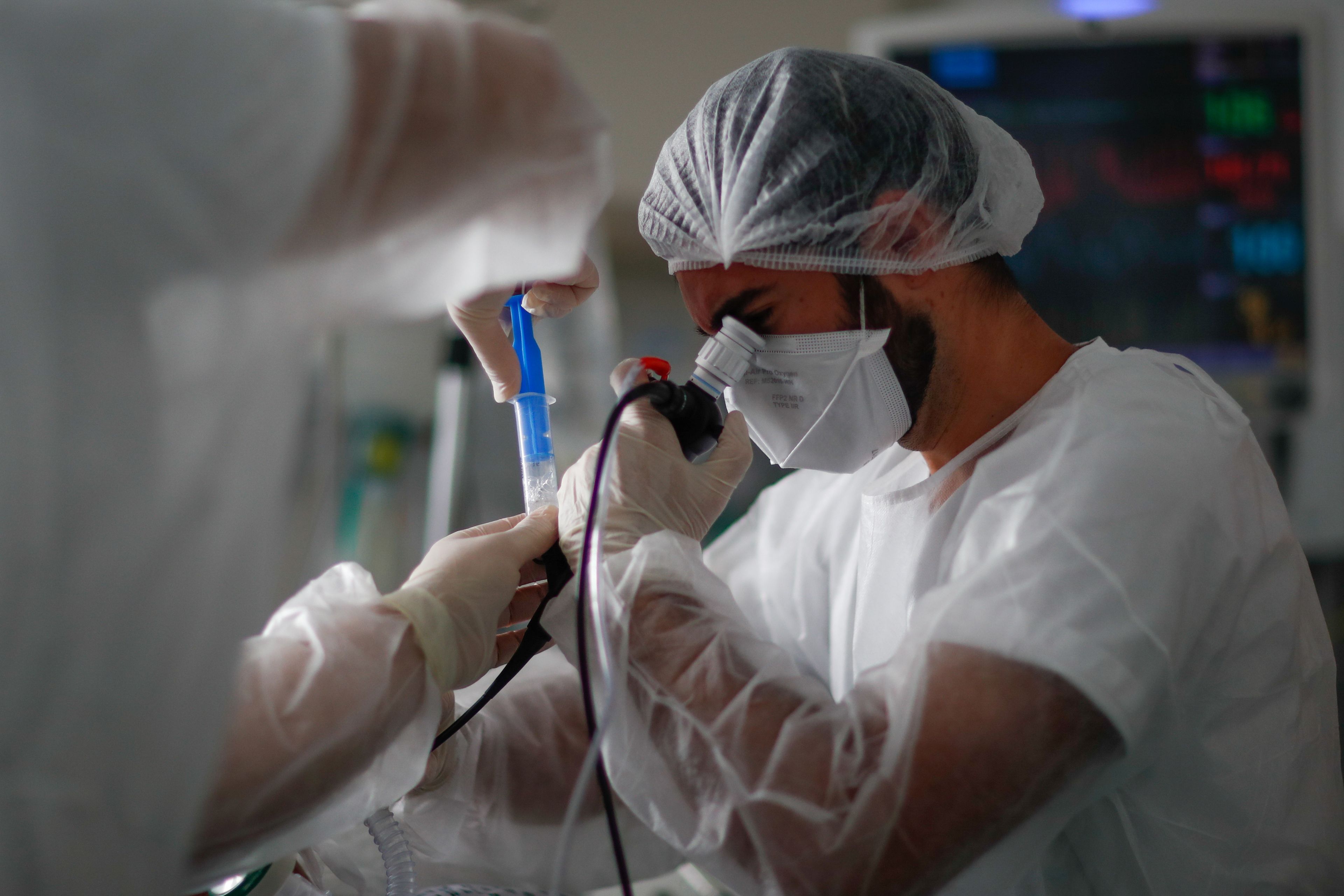 Un médico francés trata a un paciente de coronavirus en una UCI durante la segunda ola de la pandemia
