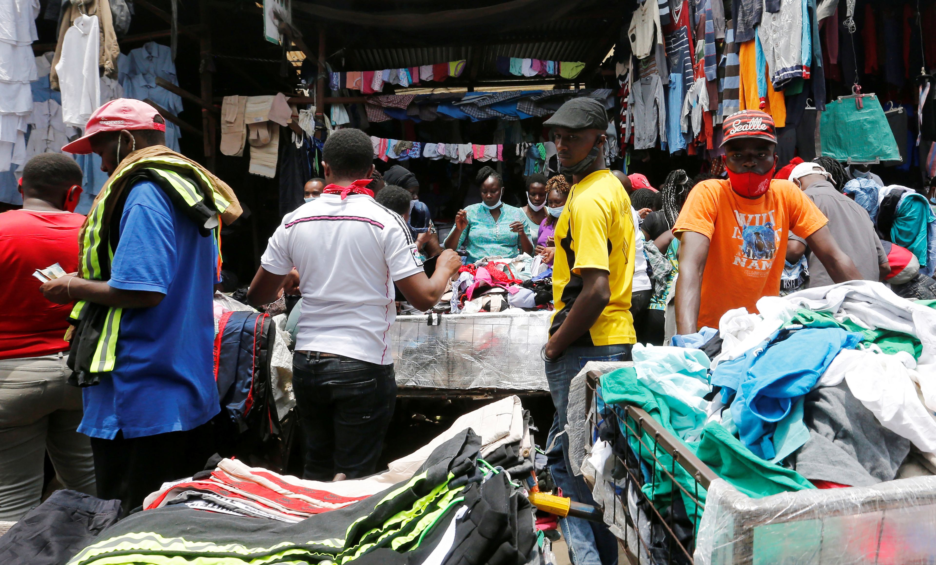 Mercado de ropa reciclada en Kenia