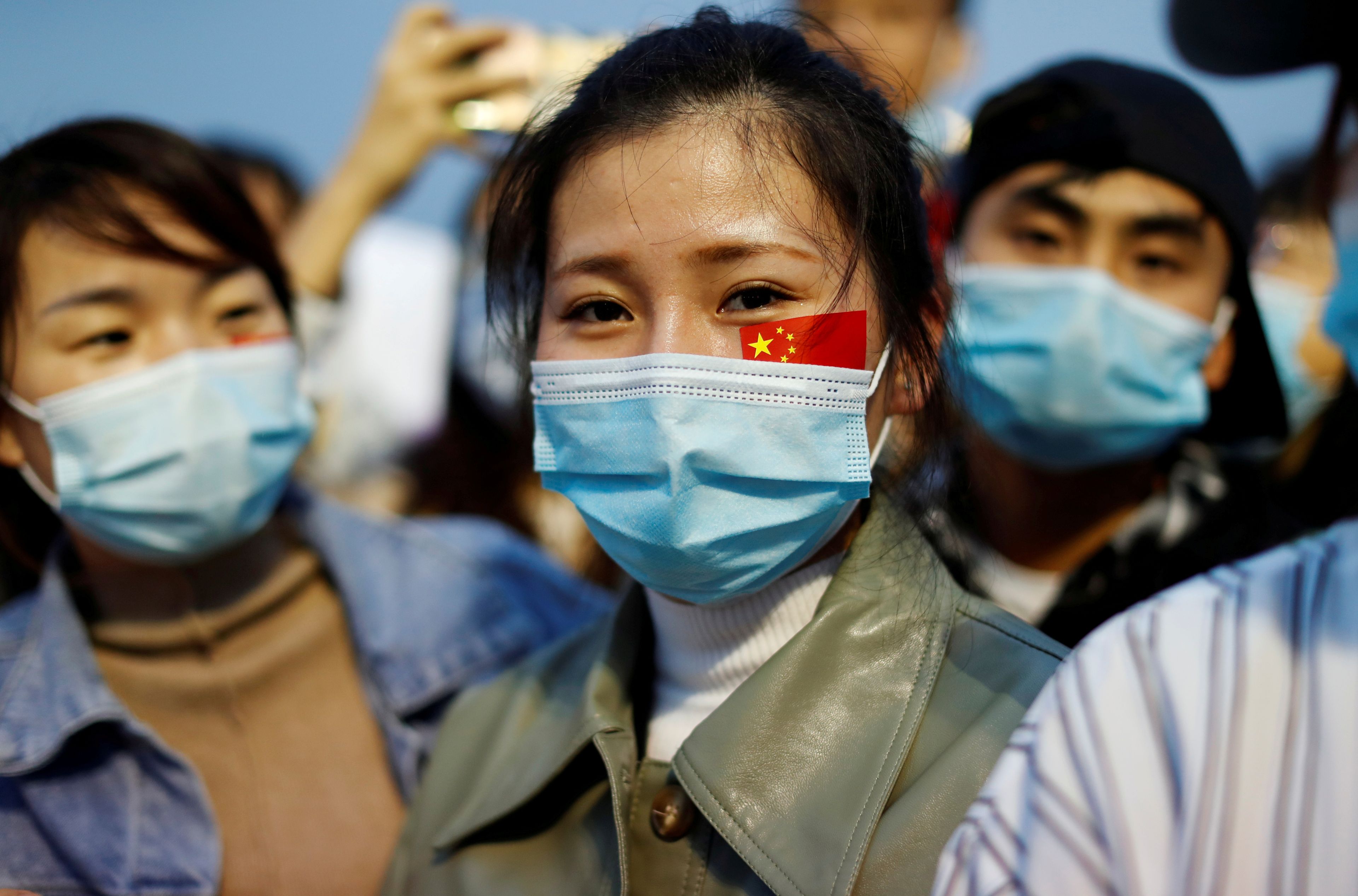 Mujer con mascarilla y la bandera de China