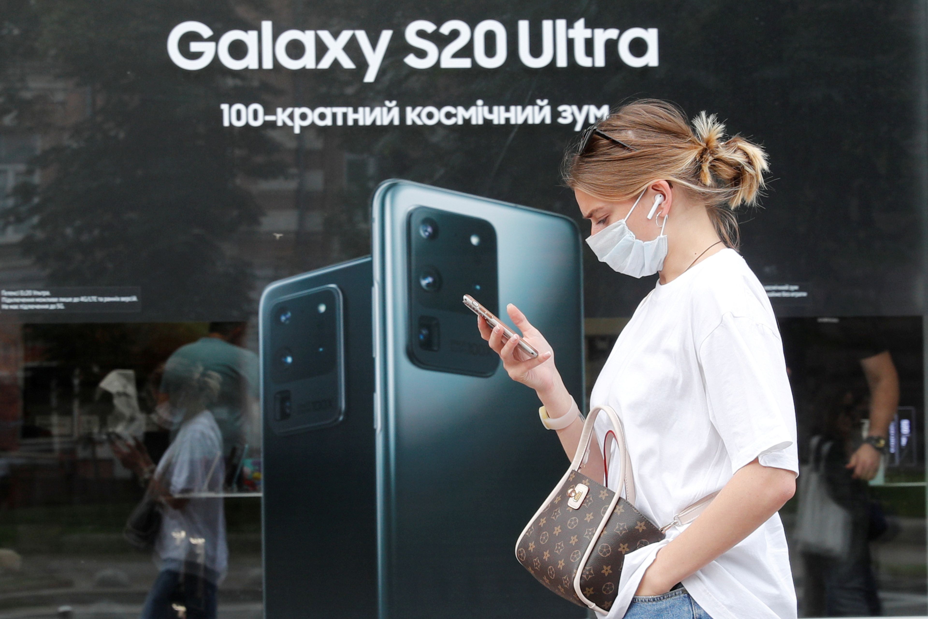 Una mujer pasa por delante de una tienda de Samsung en Kiev (Ucrania)
