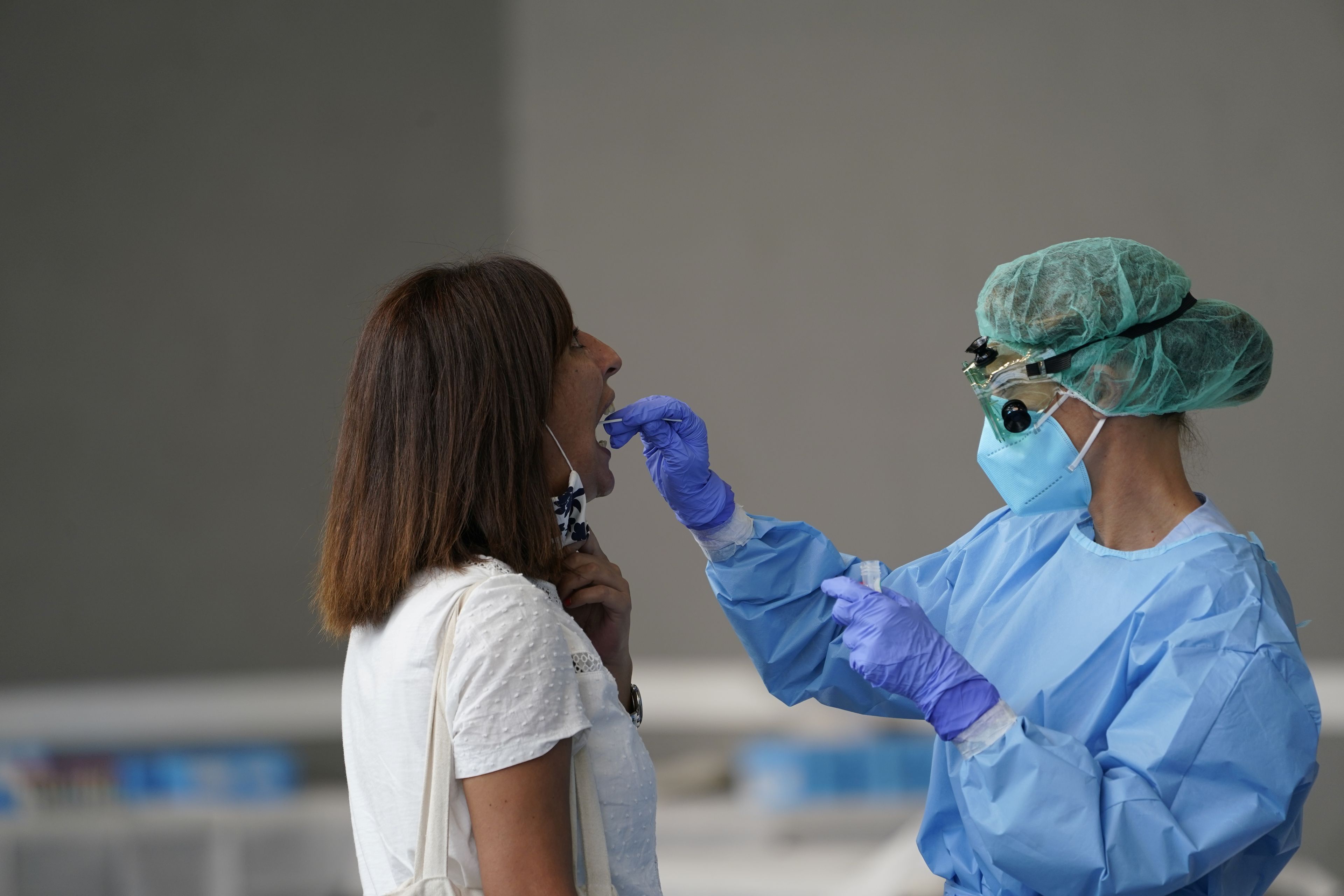 Una mujer se realiza una PCR en el País Vasco