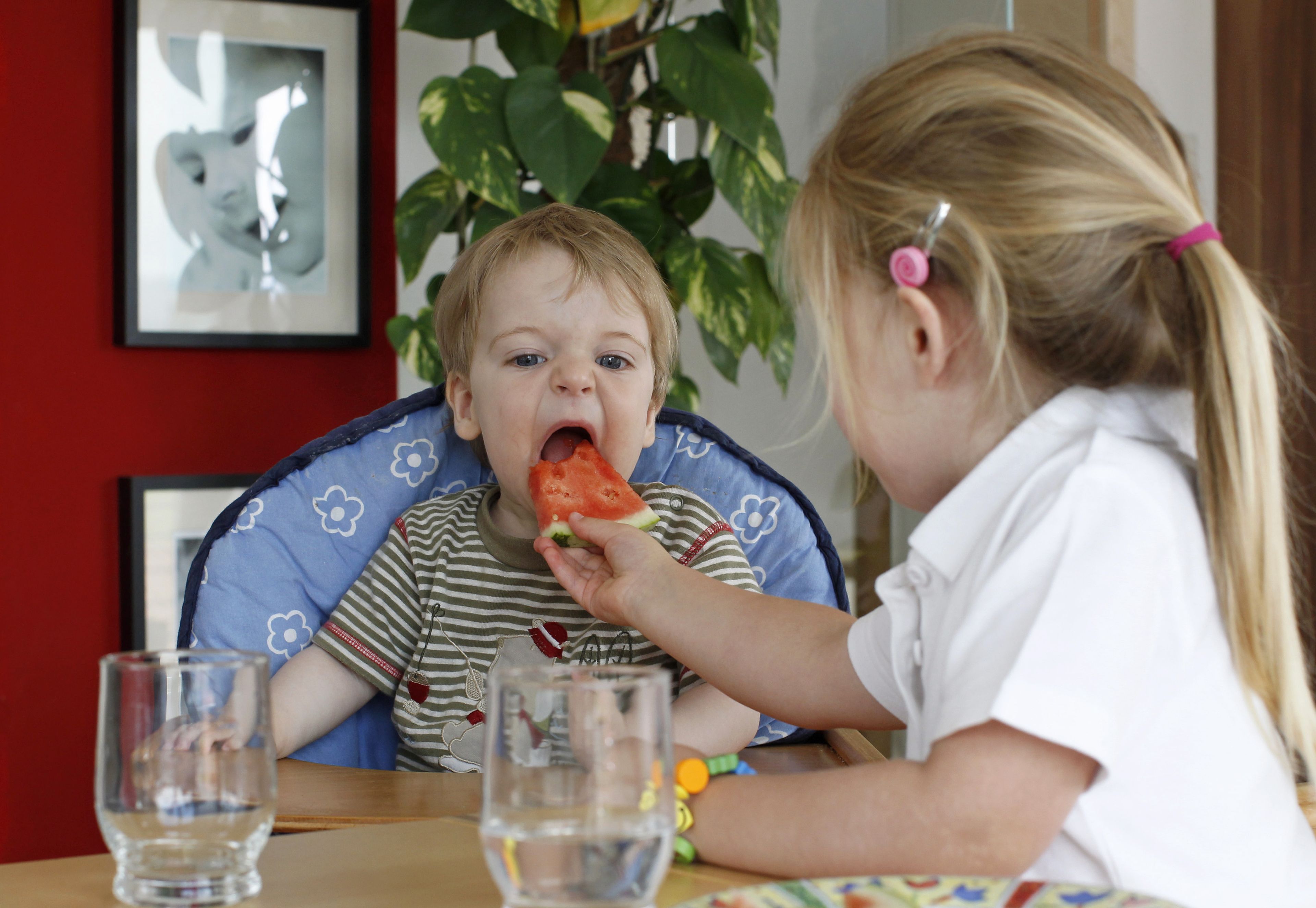 niños comiendo frutas