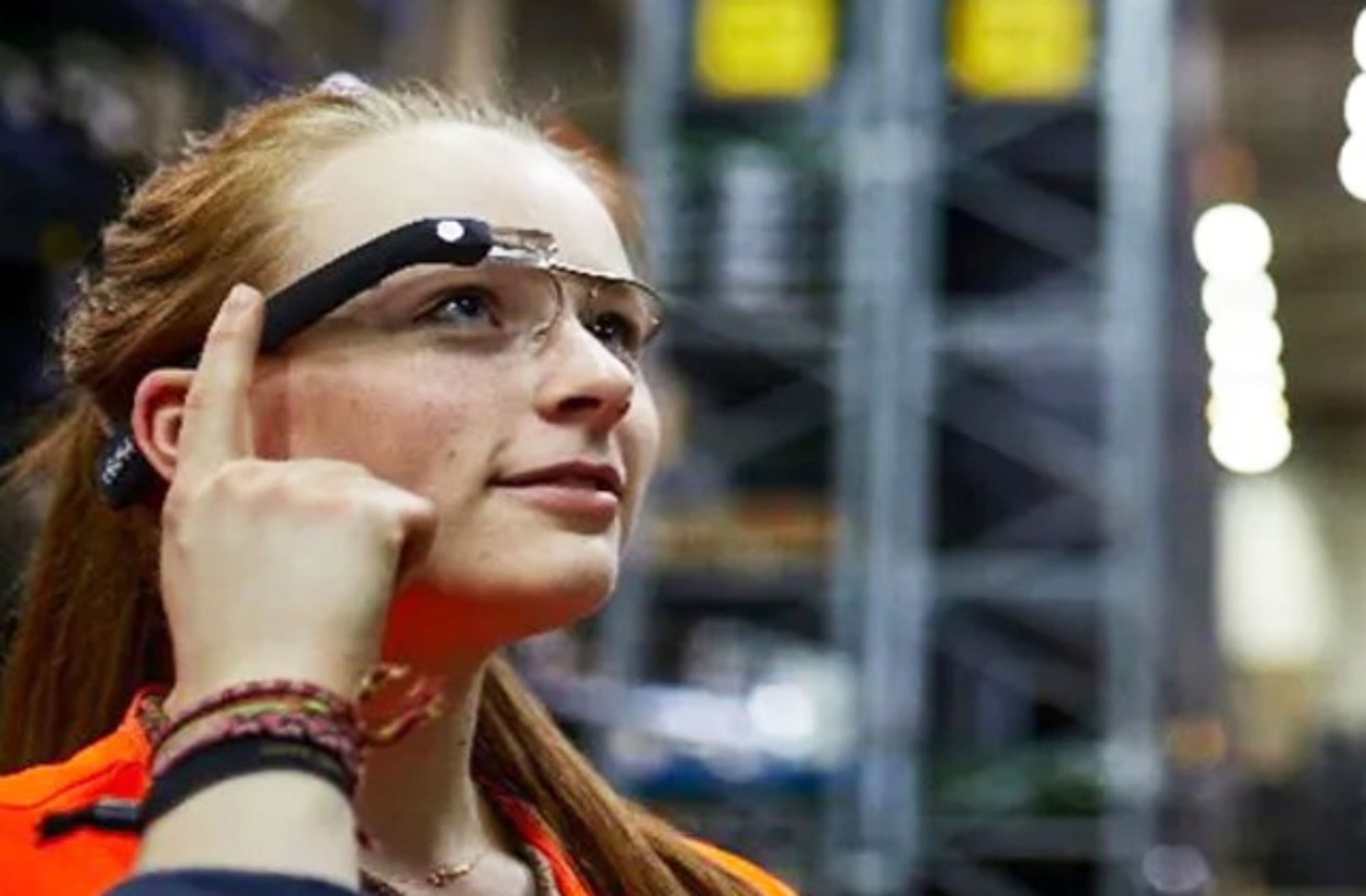 Un operaria prueba las smart glasses de ID Logistics