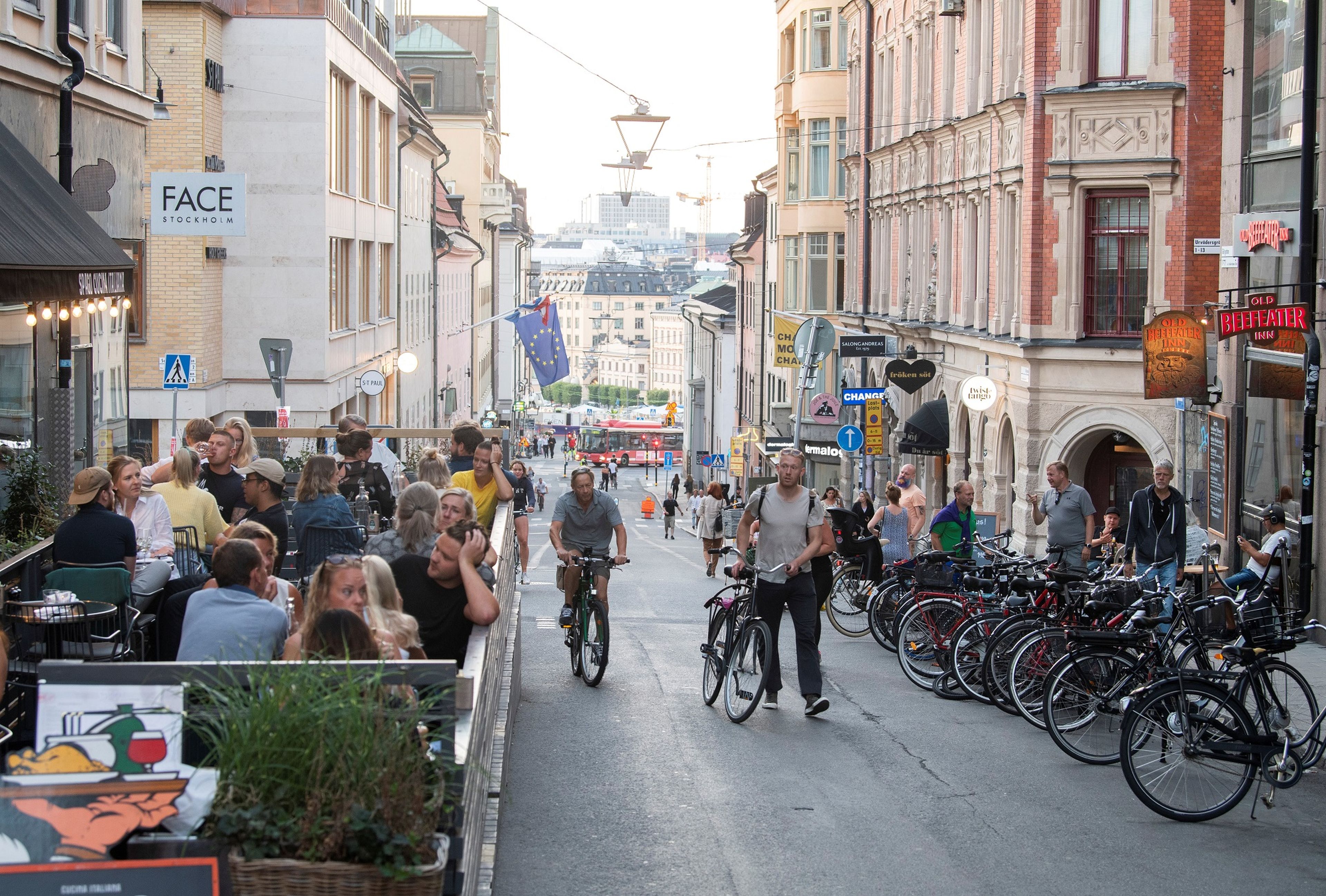 Personas consumiendo en el mercado de Sodermalm, en Estocolmo (Suecia).