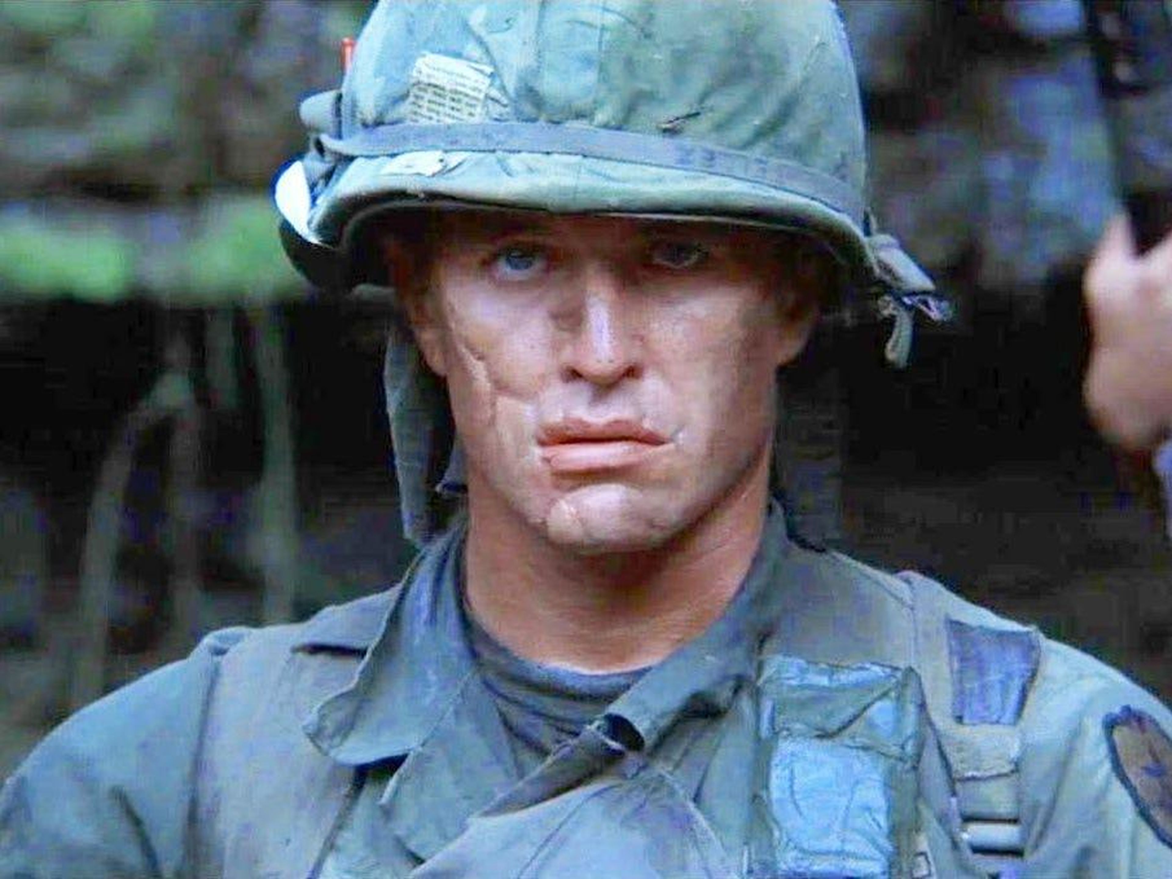 Tom Berenger como Sgt. Barnes.