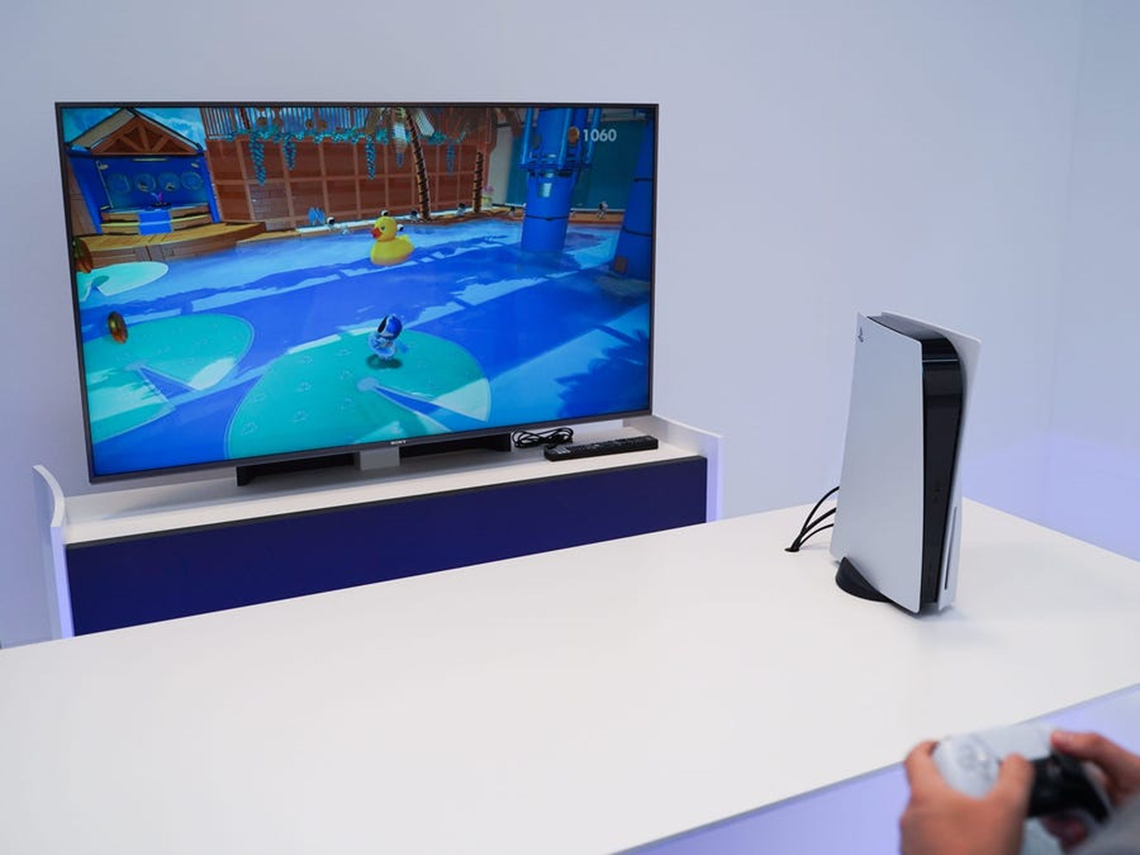 PlayStation 5 sigue con la idea de "sentarse frente al televisor con el mando", pero es una experiencia de juego más relajada.