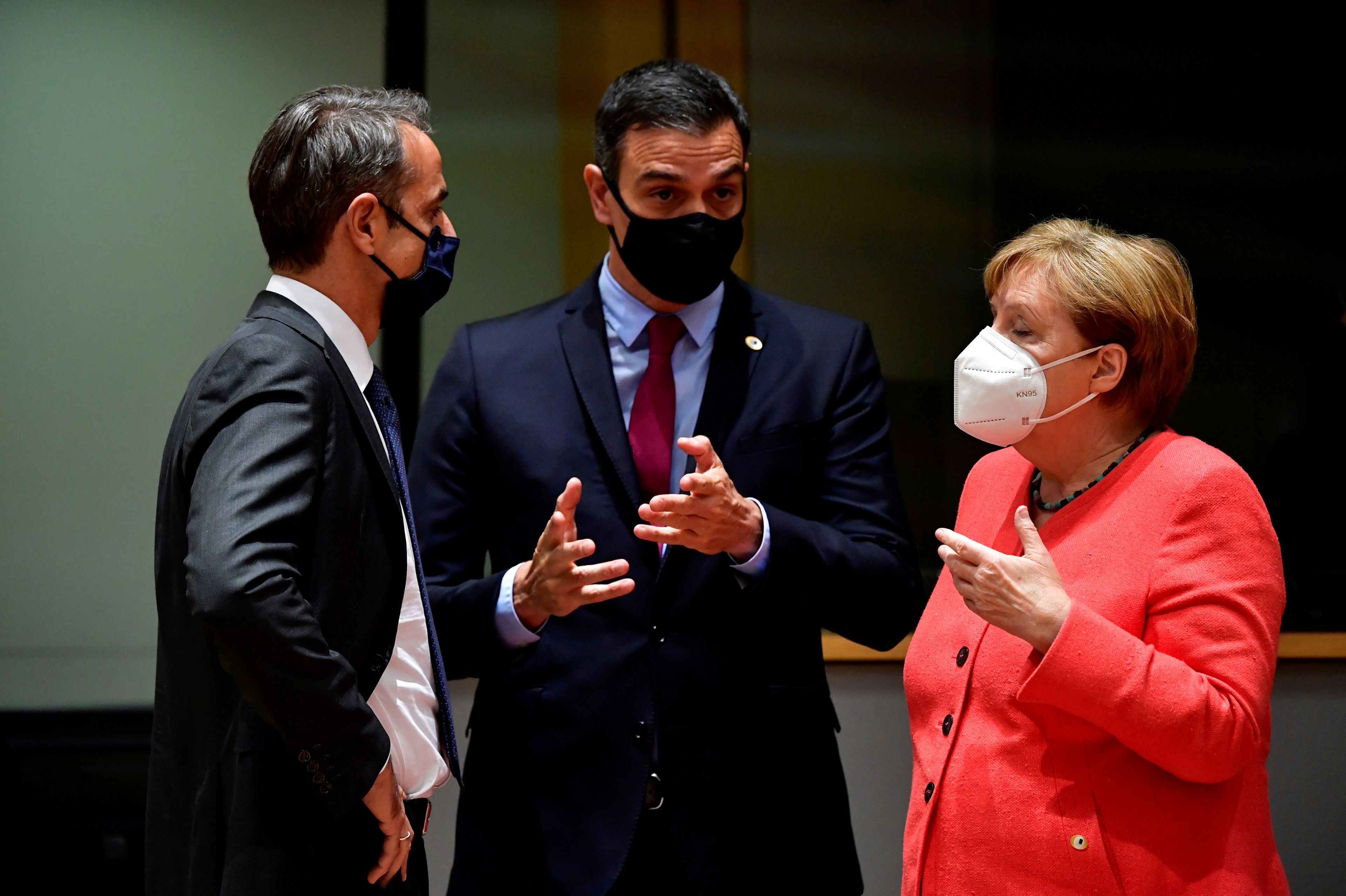 (de izq a der) El presidente de Grecia, Kyriakos Mitsotakis; el presidente de España, Pedro Sánchez; y la canciller federal alemana, Angela Merkel.