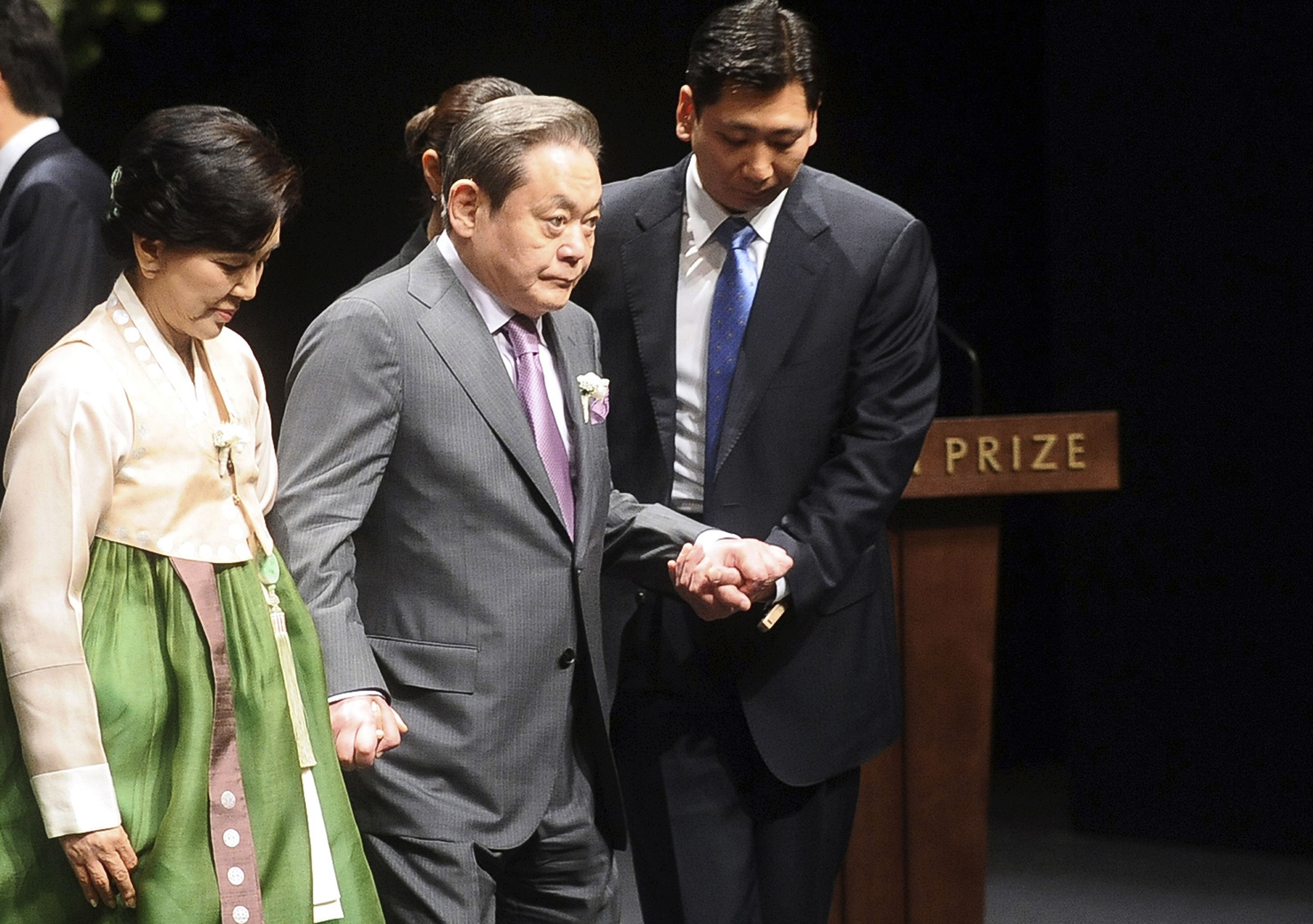 El presidente de Samsung Electronics, Lee, y su esposa Hong se van después de la ceremonia de entrega del premio Ho-am en Seúl.