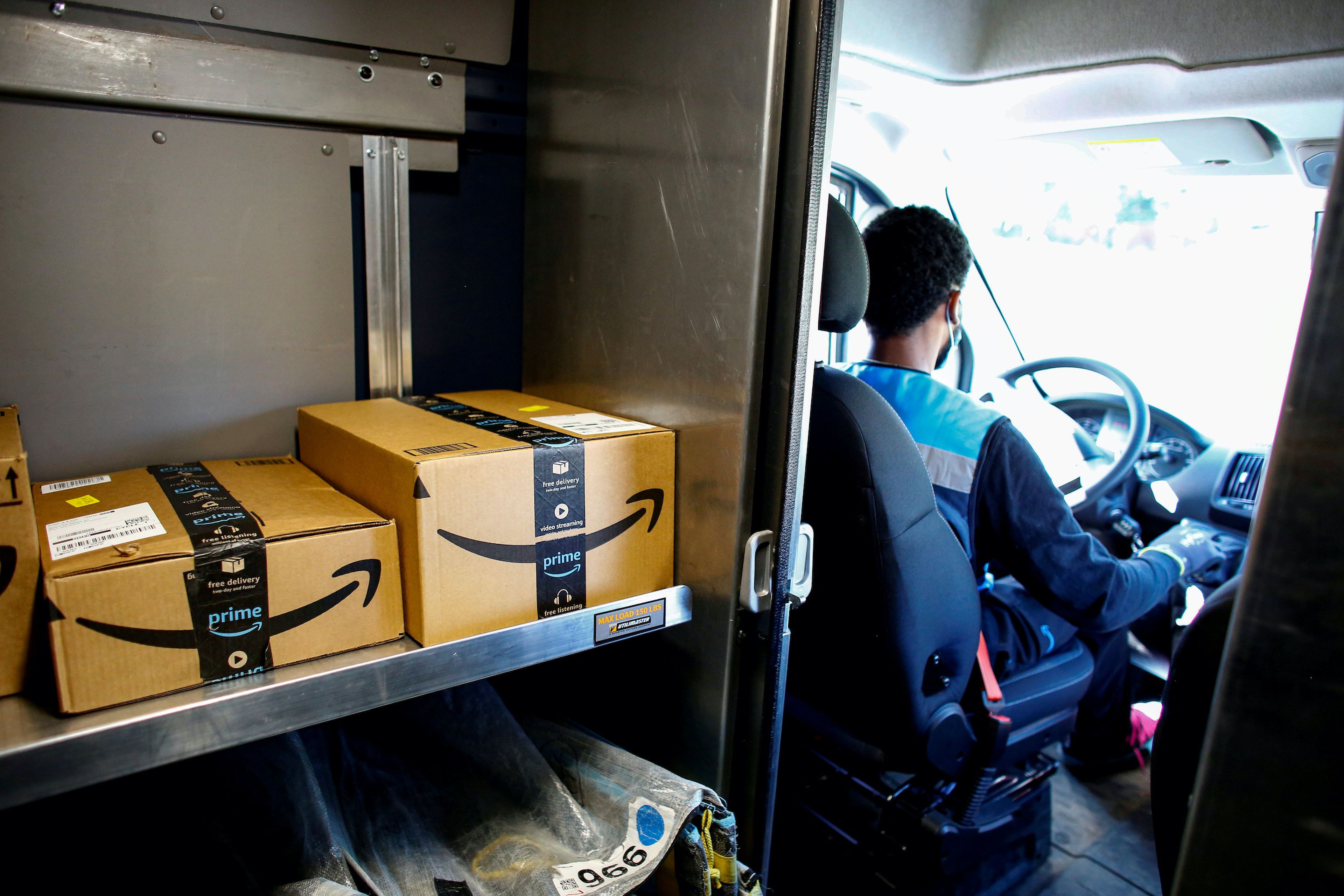 Un repartidor de Amazon llevando paquetes