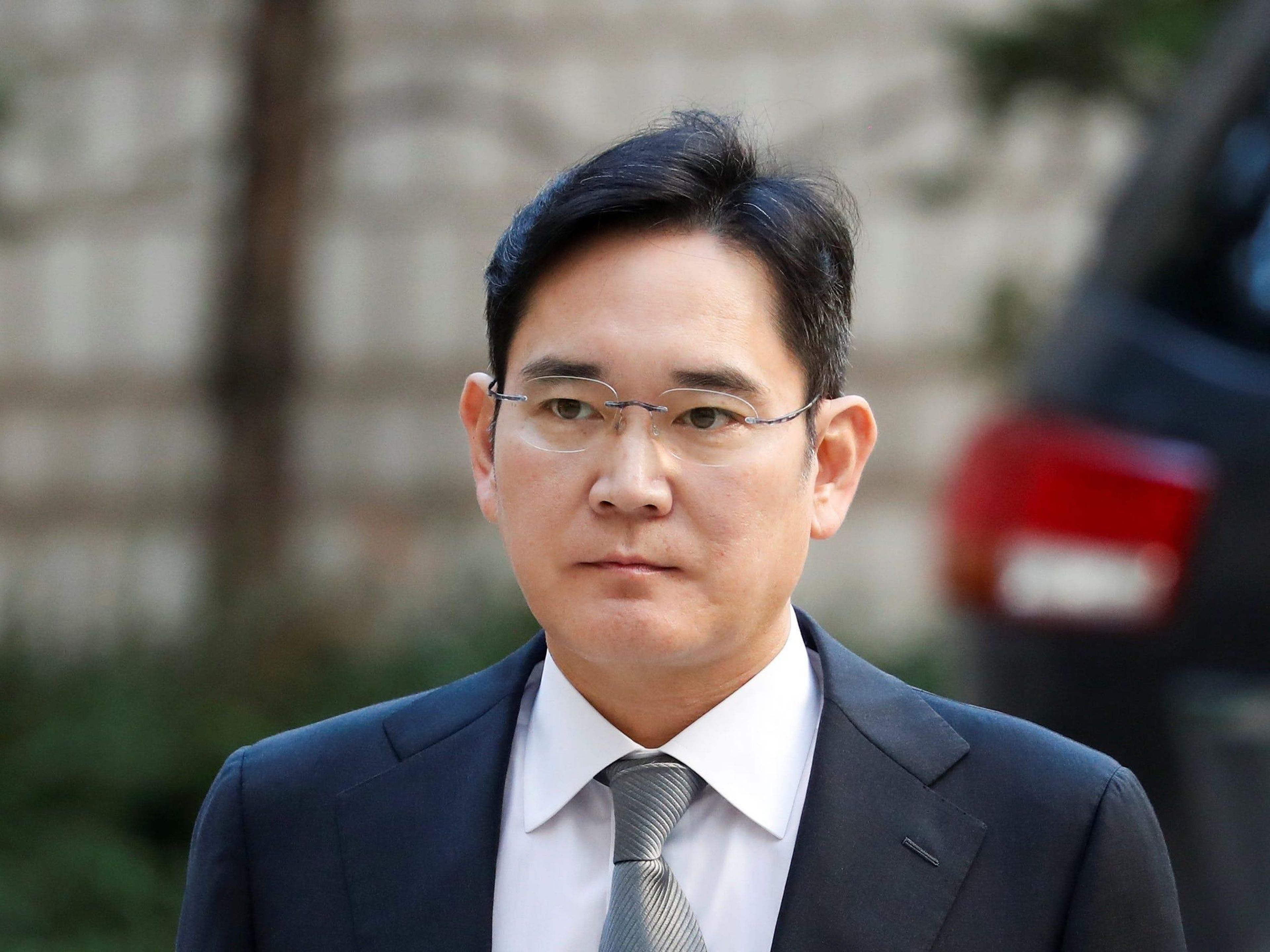 El vicepresidente de Samsung Electronics, Jay Y. Lee, llega al tribunal superior de Seúl en octubre de 2019.