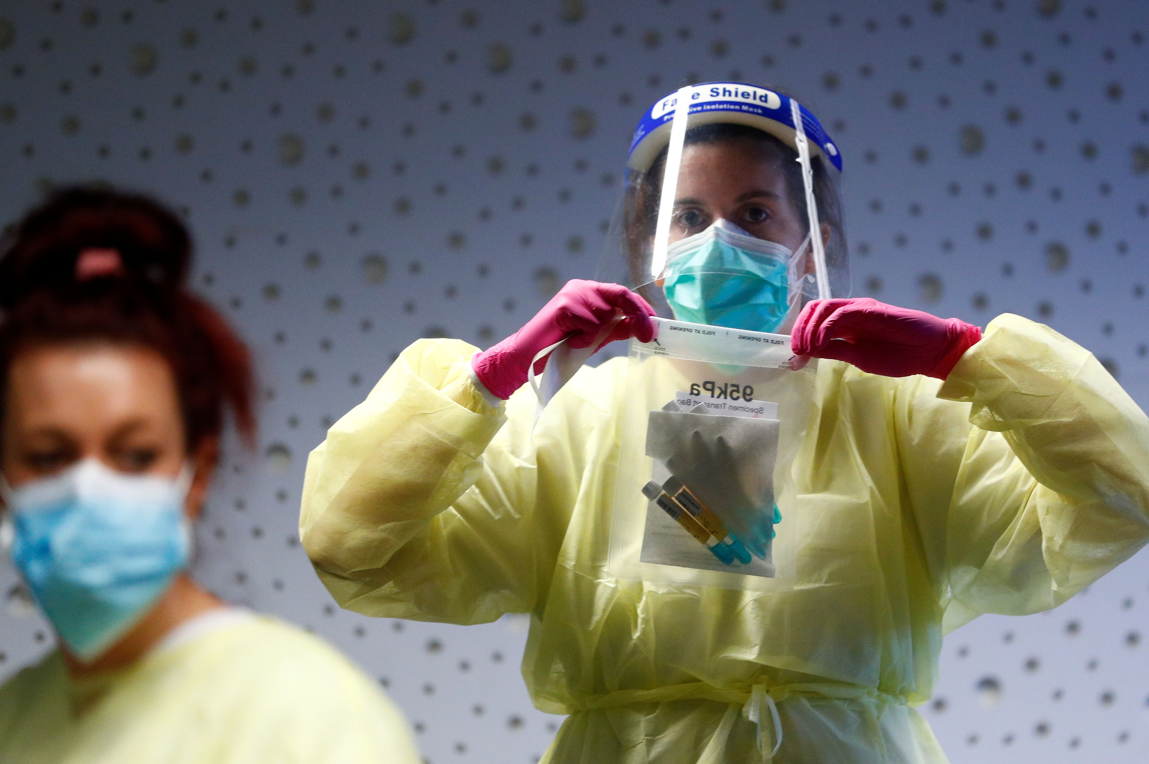 Una sanitaria con un traje protector durante la pandemia del coronavirus