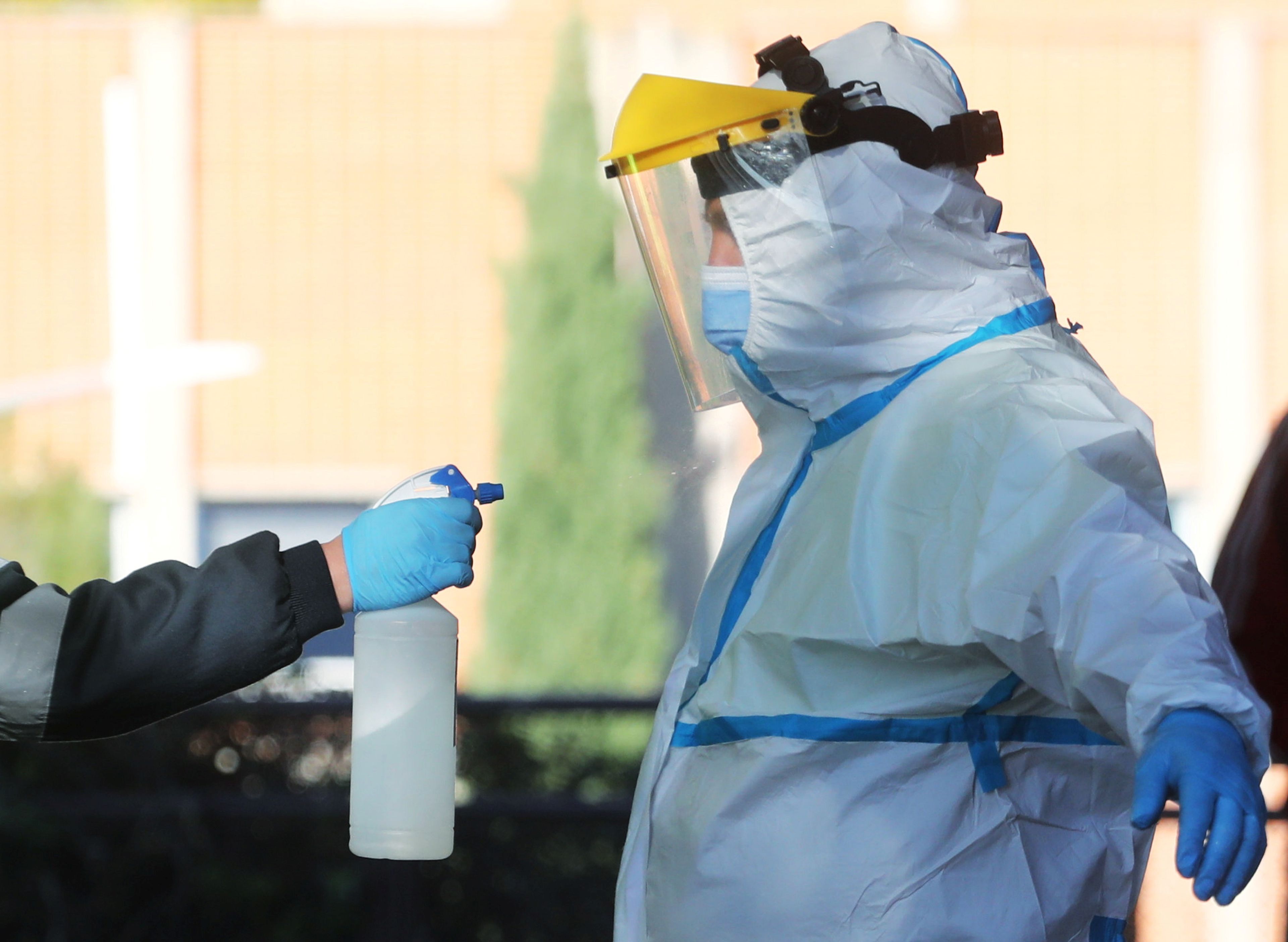 Un trabajador sanitario con un equipo protector durante la pandemia del coronavirus