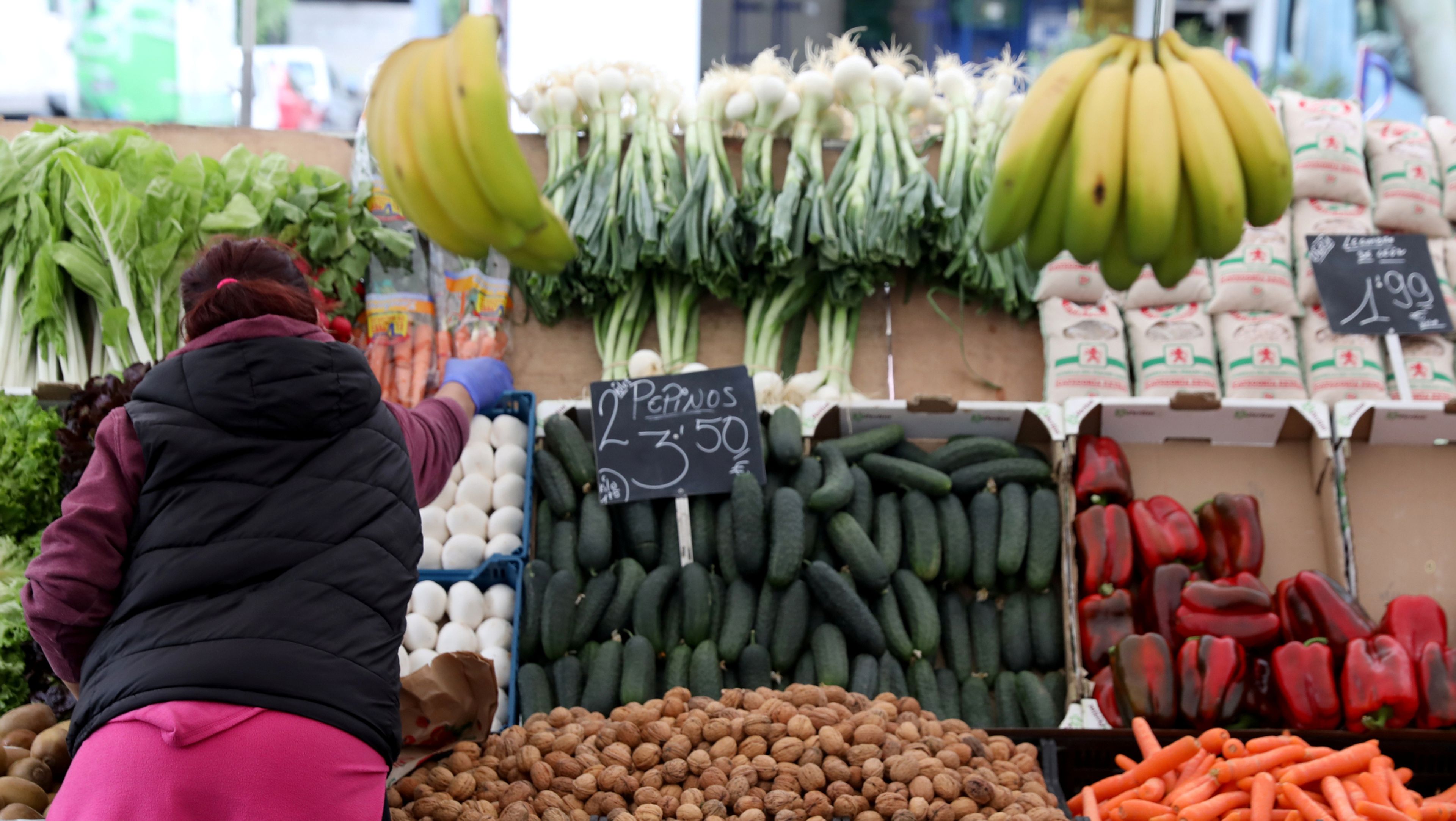 Una verdulera coloca las frutas de su puesto en un mercado de Madrid