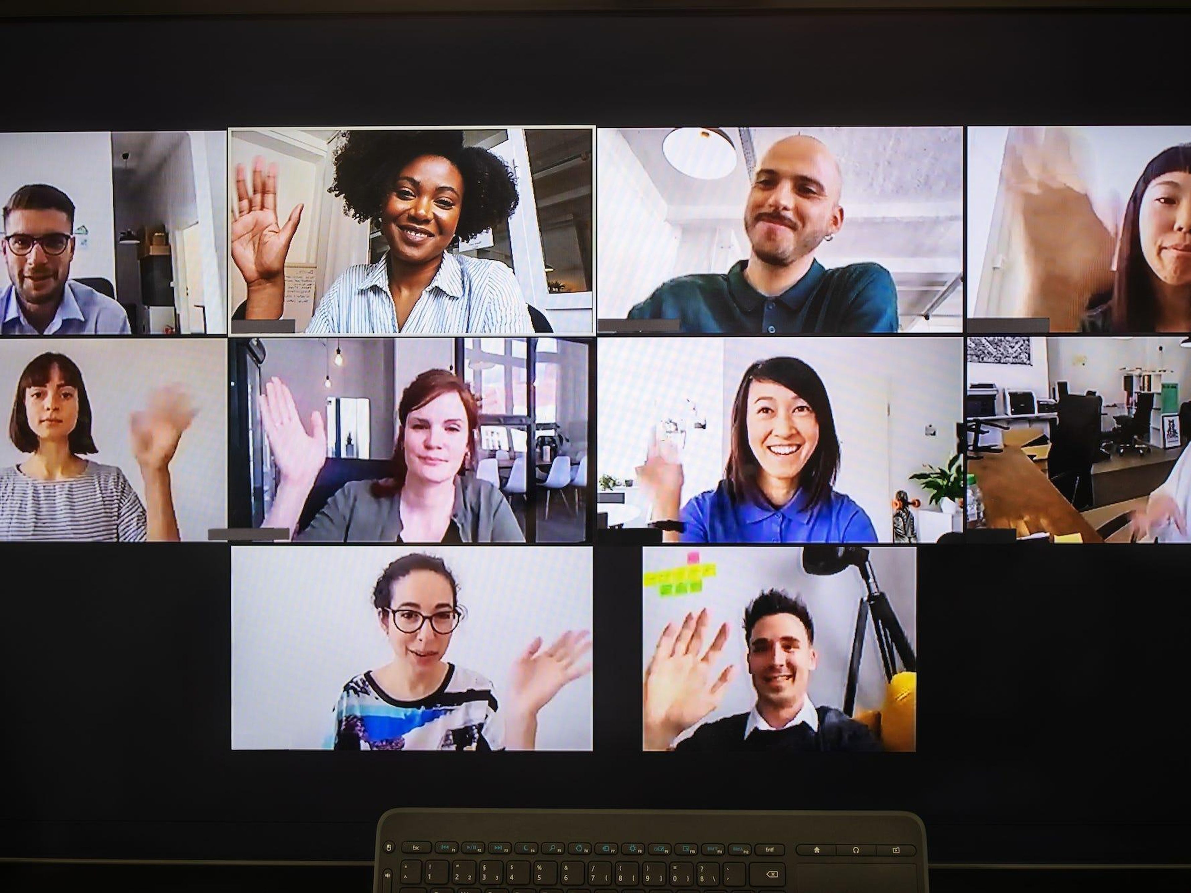 Los empleados utilizan herramientas de videoconferencia como Zoom para conectarse virtualmente.