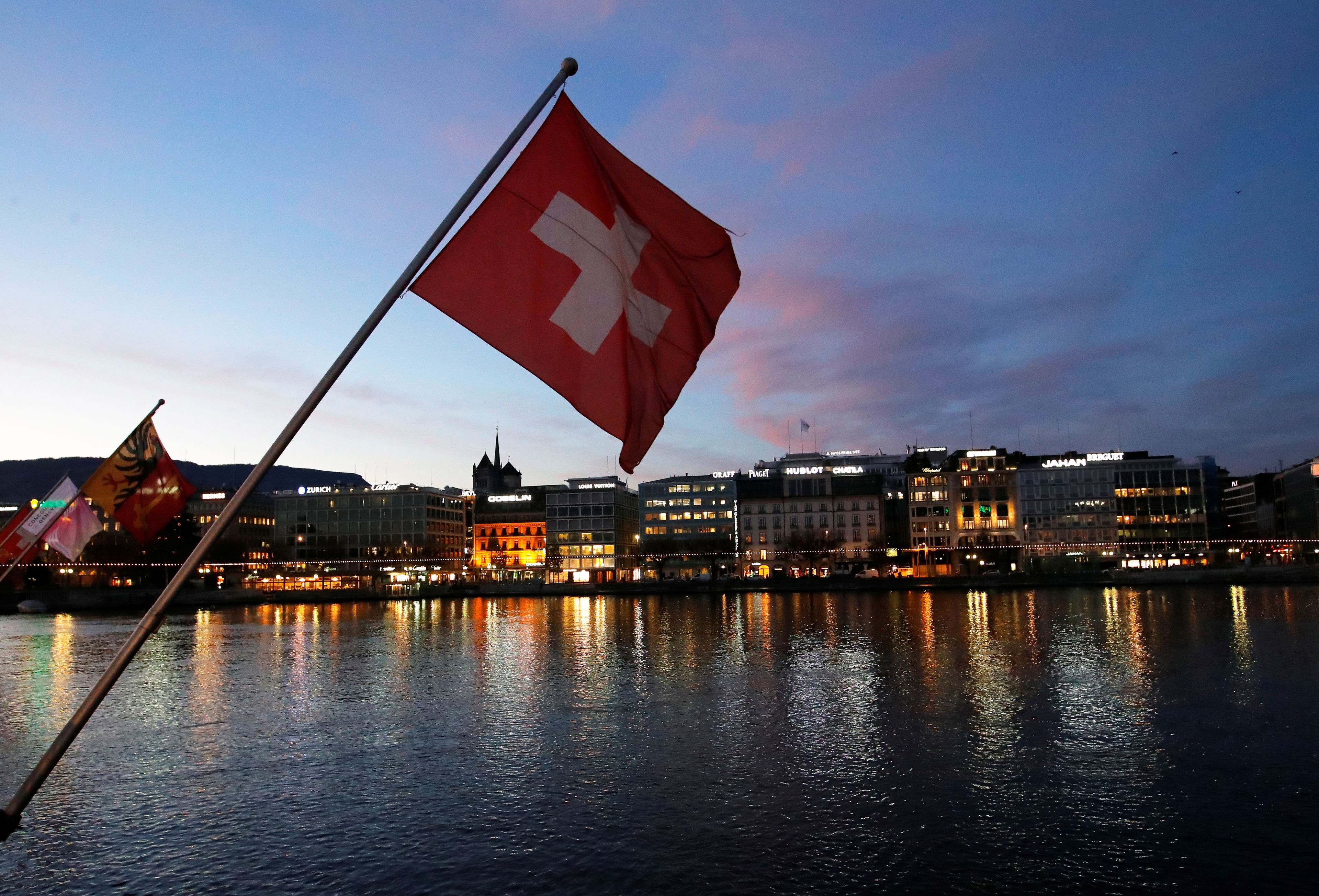 Vistas de Ginebra junto a la bandera de Suiza