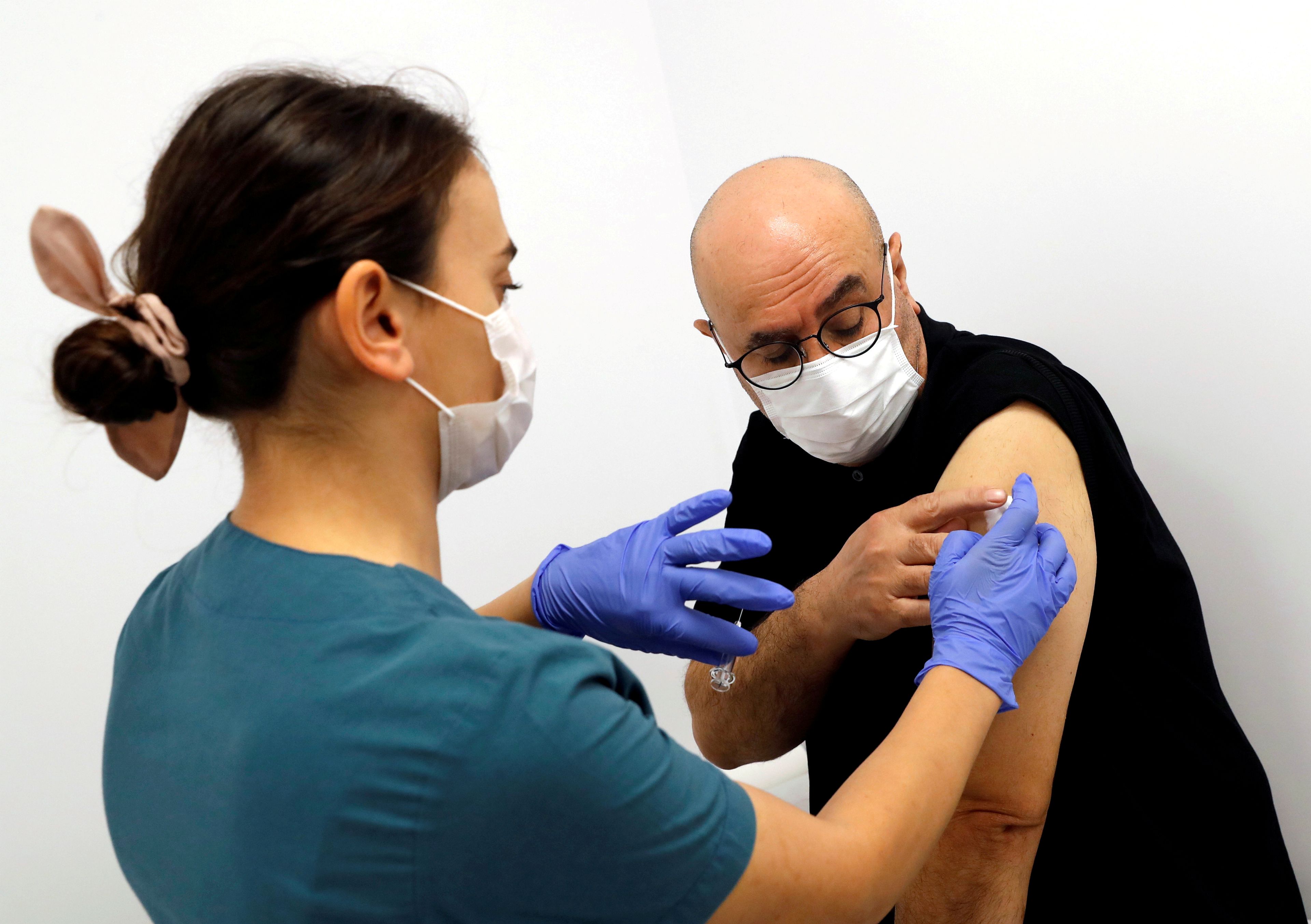 Un voluntario se vacuna contra el coronavirus en un ensayo experimental de un candidato chino