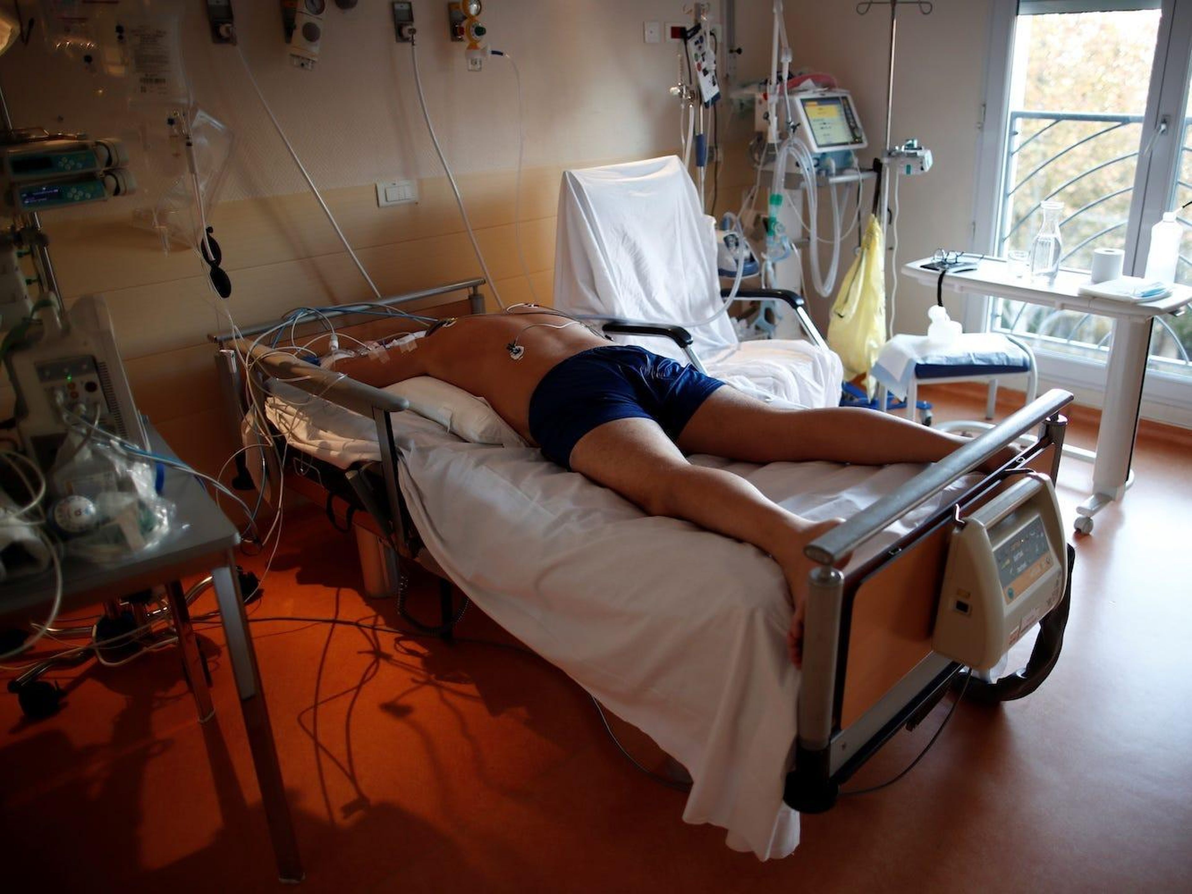 Un paciente que sufre del coronavirus yace de frente en la UCI de la clínica Ambroise Pare en Neuilly-sur-Seine, cerca de París, Francia, el 12 de noviembre de 2020.