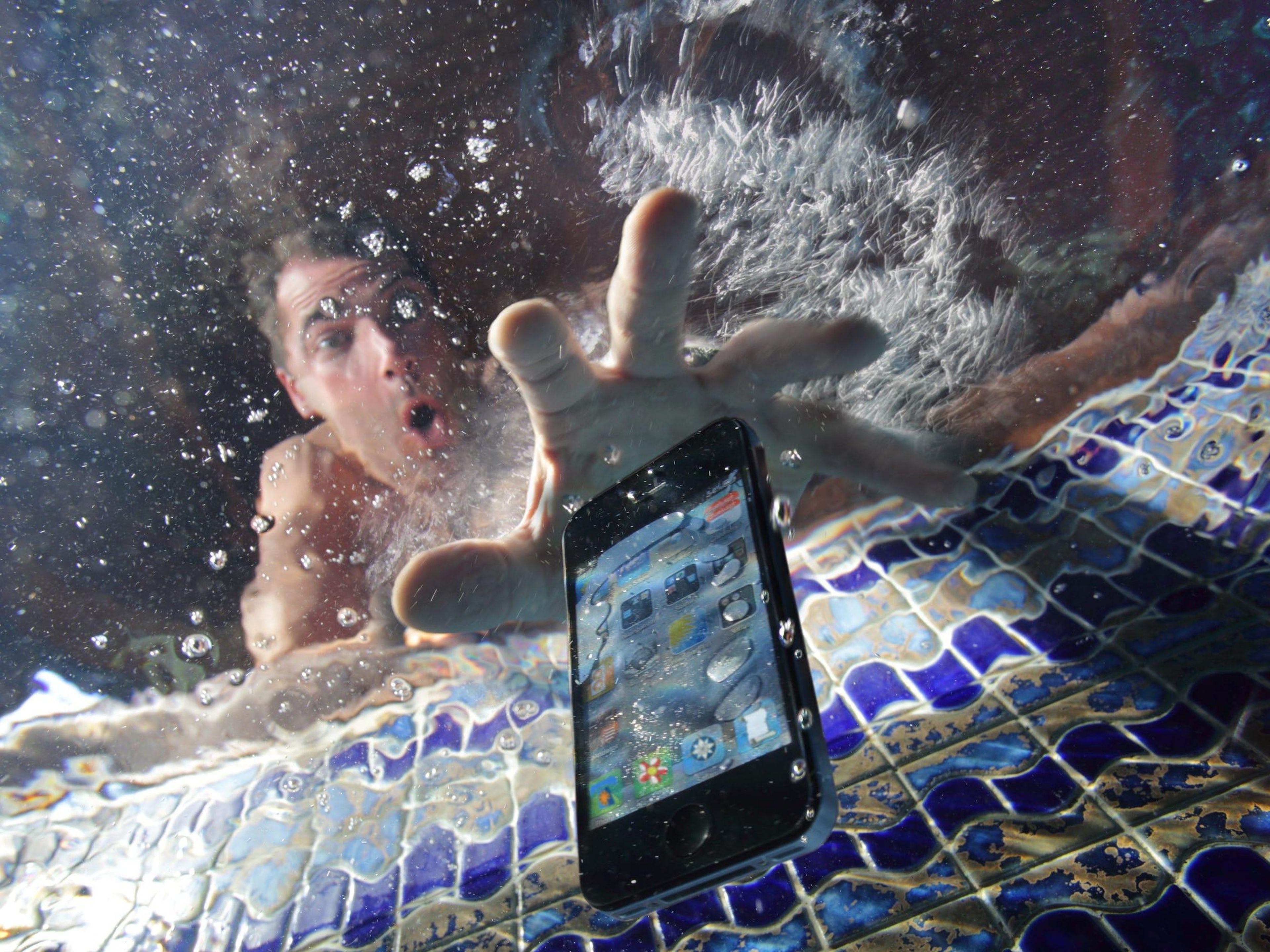 Воды мобильного телефона. Смартфон под водой. Смартфон в воде. Мокрый смартфон. Утопила телефон.