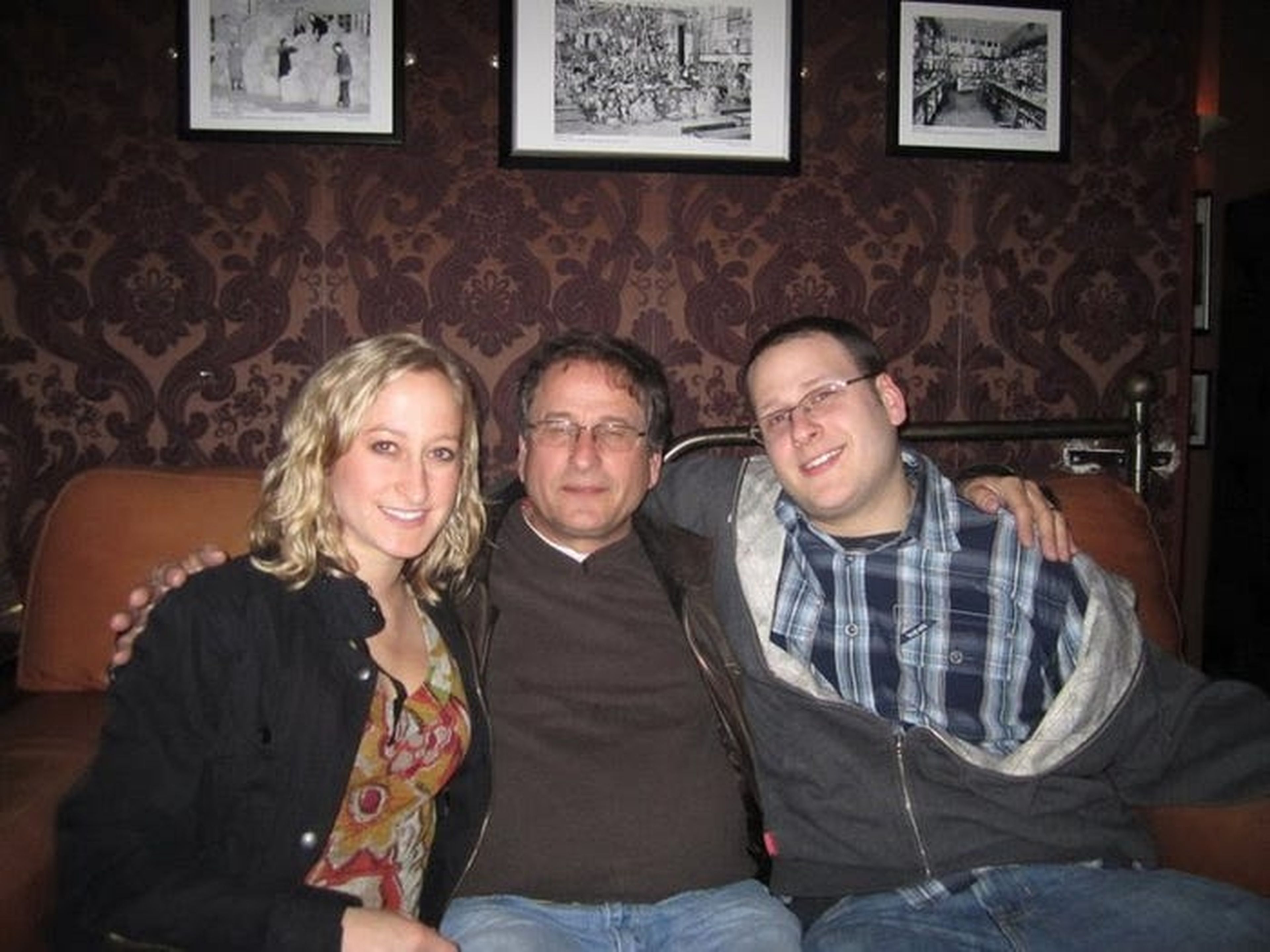 La autora, a la izquierda, con su padre y su hermano.