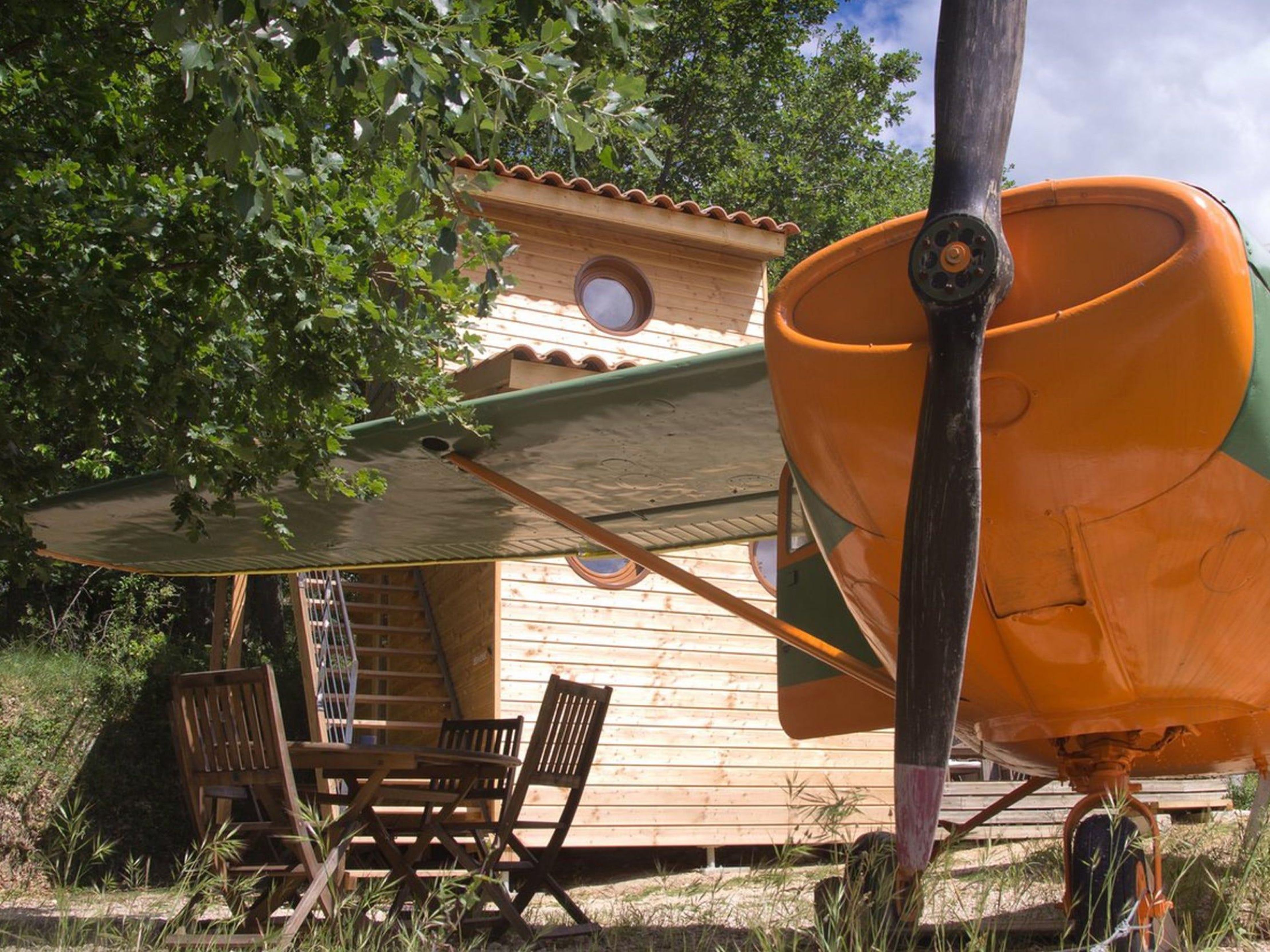 Un avión reconvertido en Airbnb en Francia.