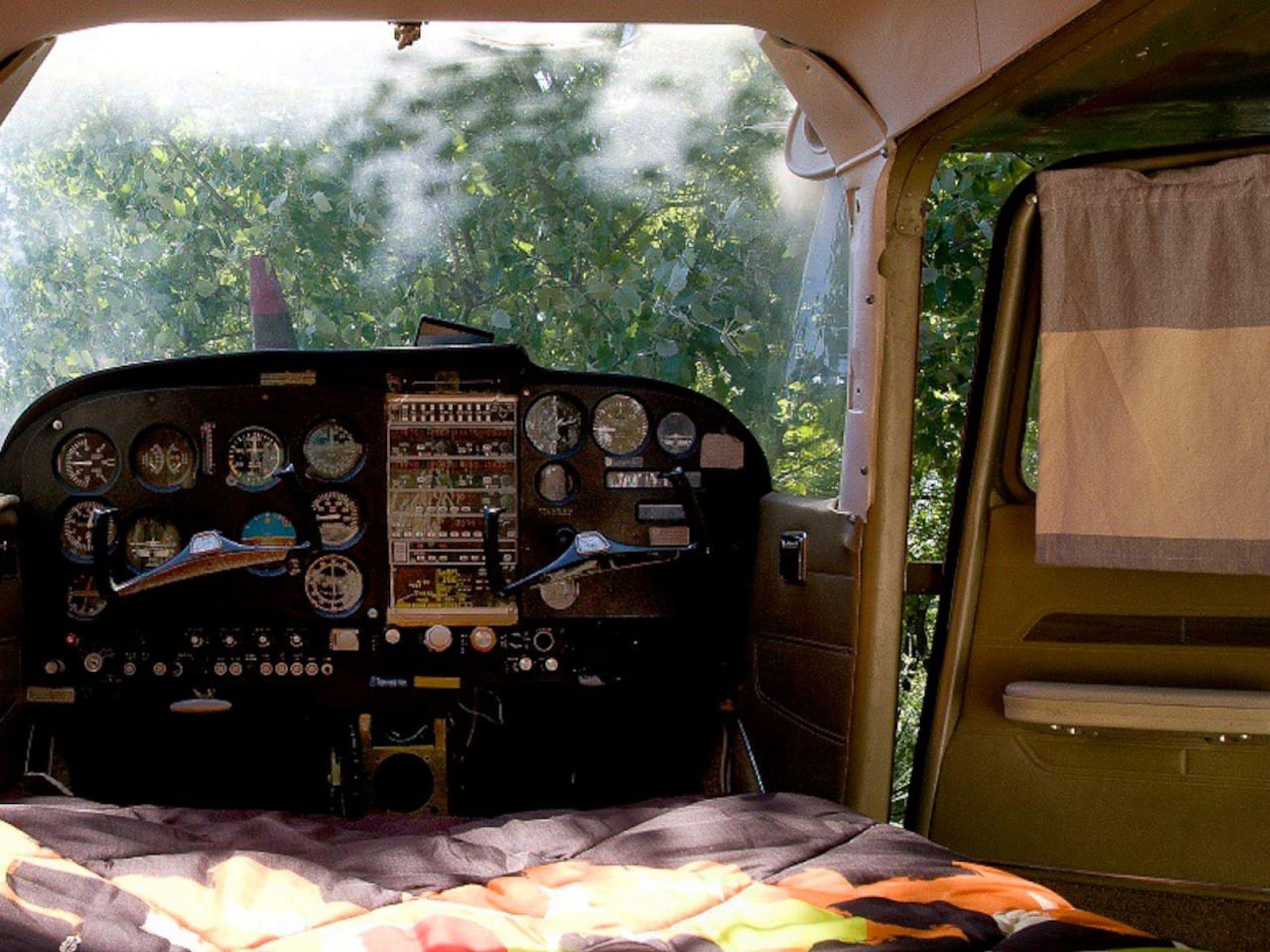 Avion Cessna et Tour de Contrôle Dans les Arbres Barjac France Airbnb