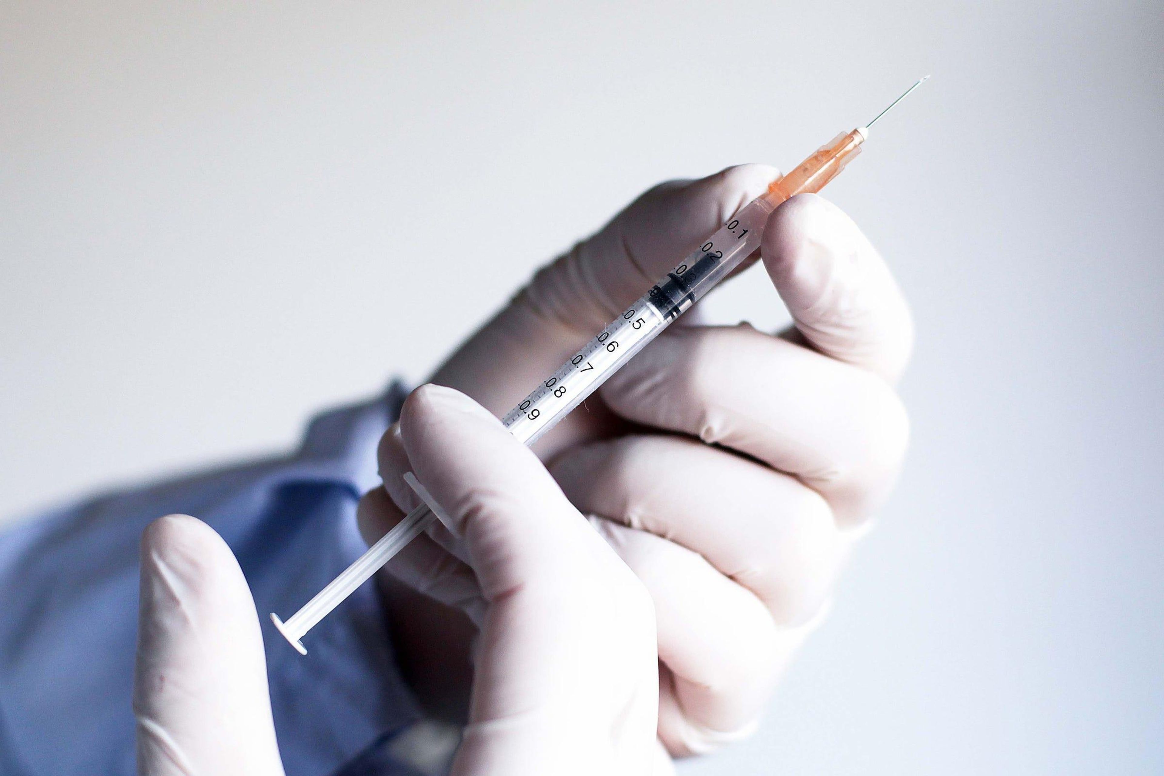 La invención de la aguja bifurcada permitió una administración de vacunas más eficaz.