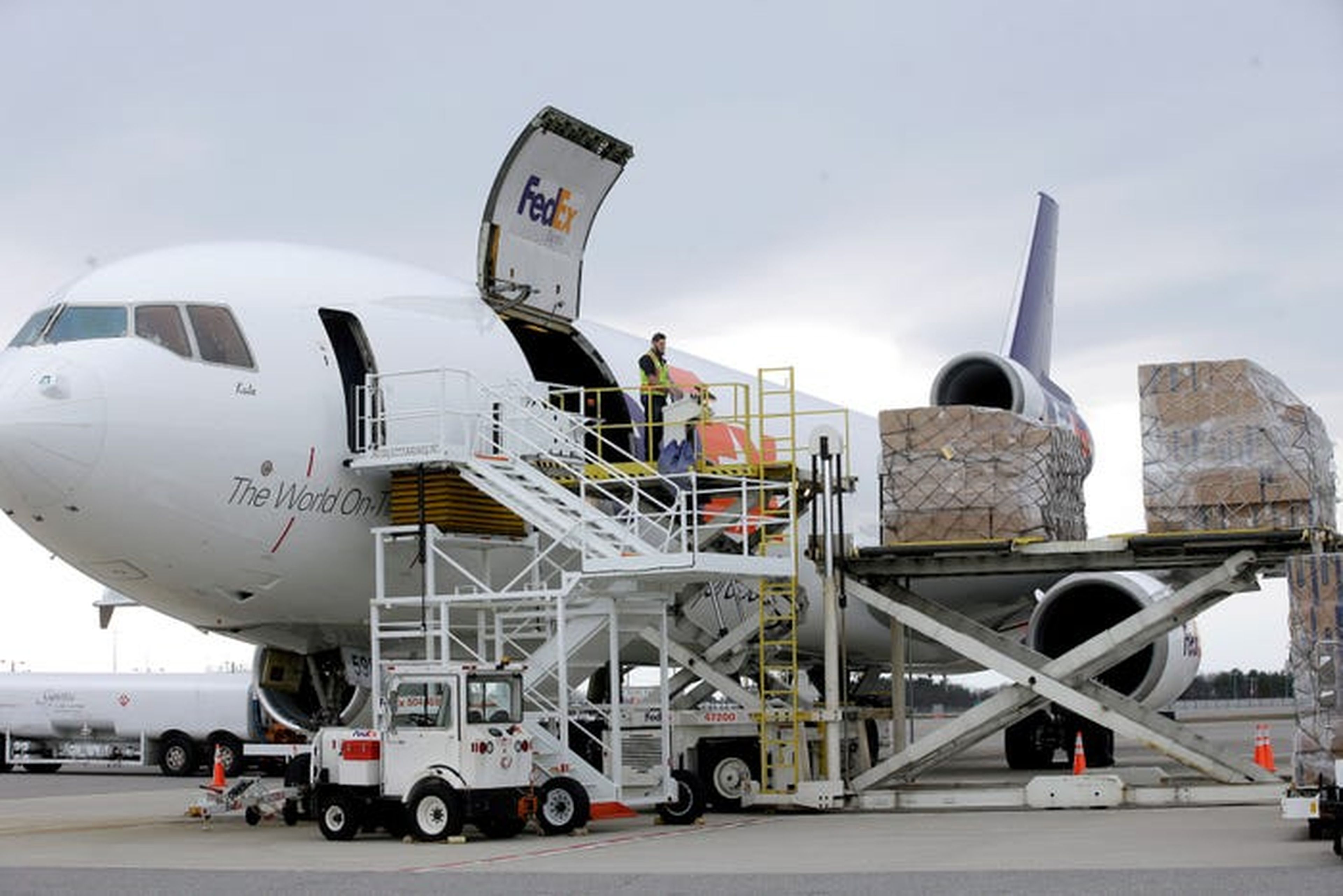 Descarga de un avión de FedEx el 12 de abril de 2020 en el Aeropuerto Regional Manchester-Boston, en Manchester, New Hampshire.
