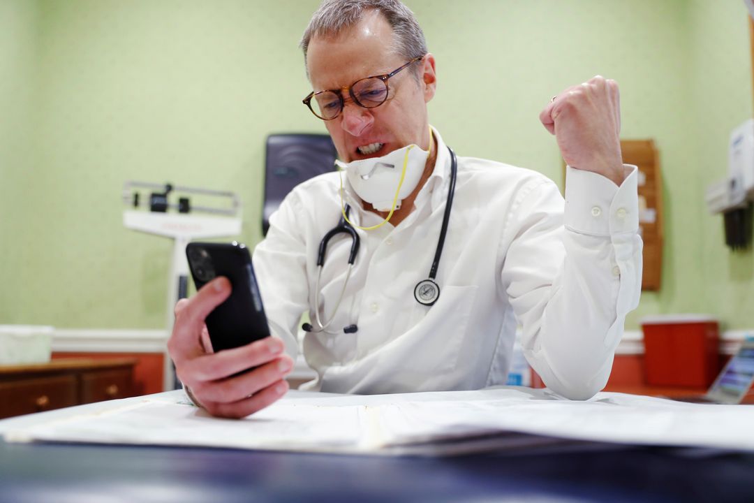 El doctor Greg Gulbransen atiende una videollamada de un paciente en Nueva York (EEUU)