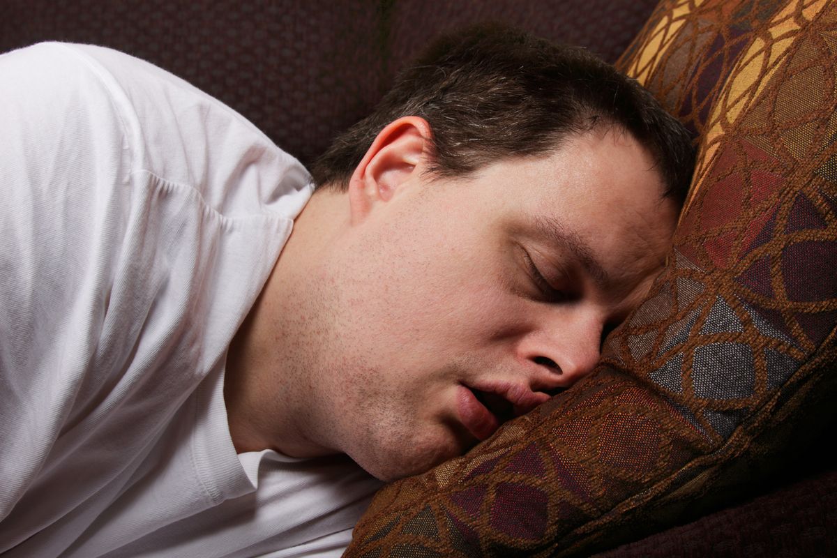 Cuál es la mejor postura para evitar roncar mientras dormimos?